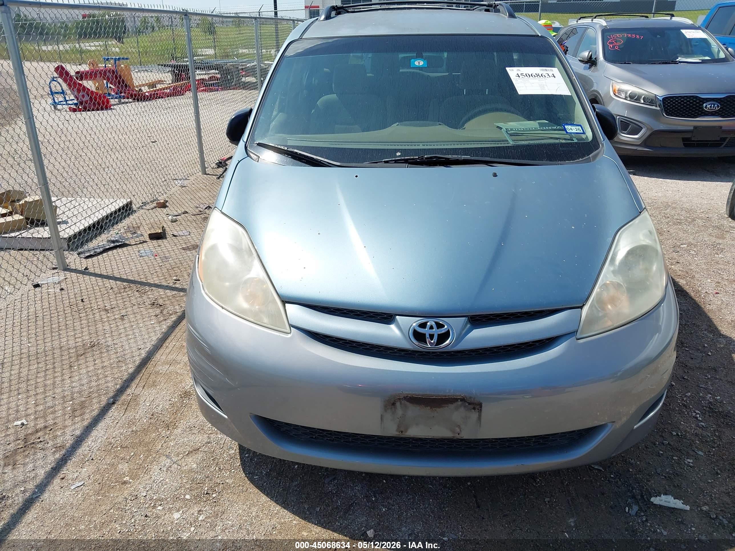 TOYOTA SIENNA image 6