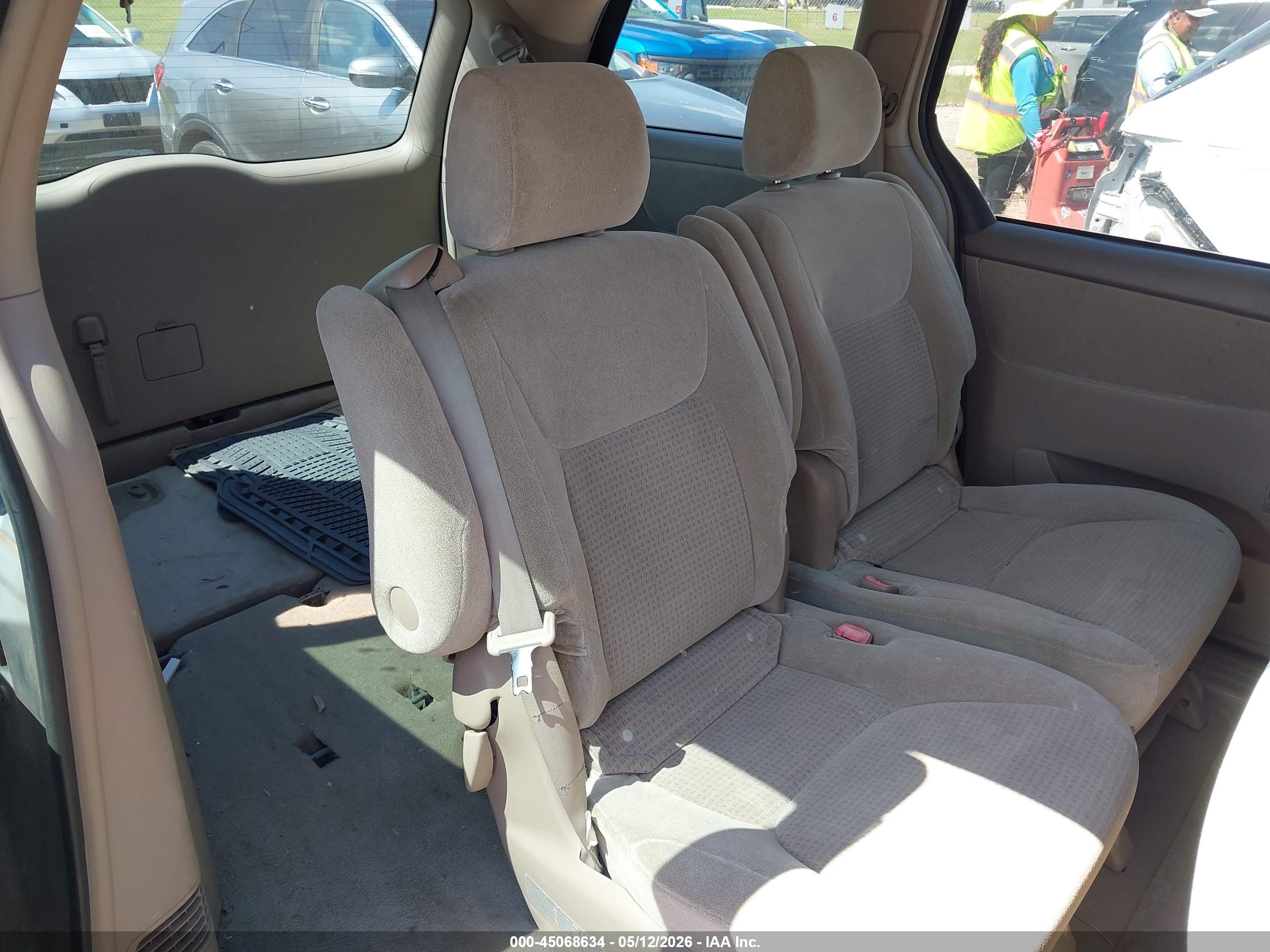 TOYOTA SIENNA image 8