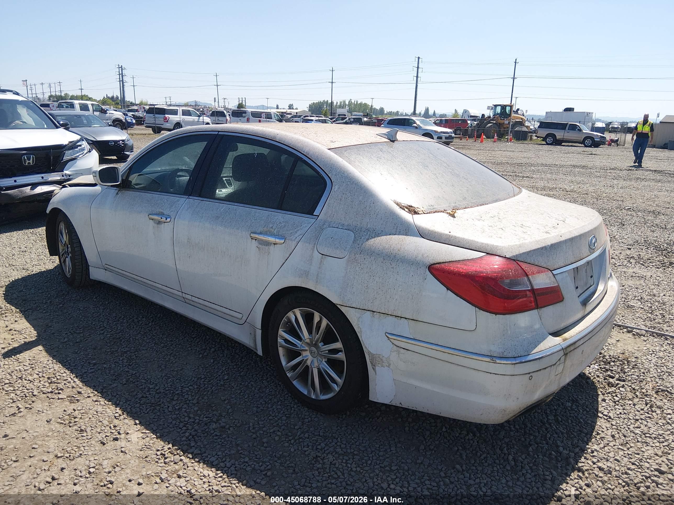 HYUNDAI GENESIS image 3