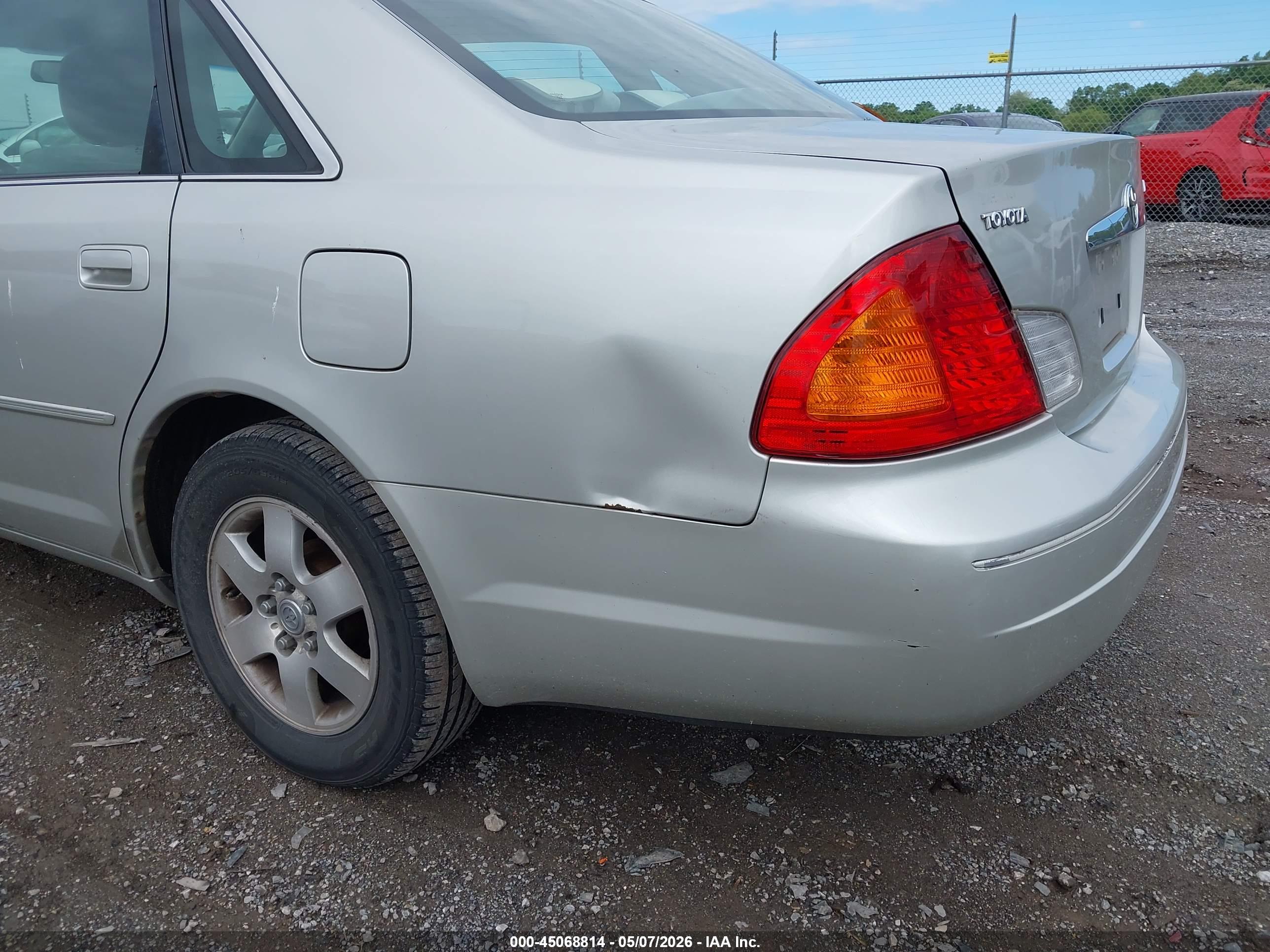 TOYOTA AVALON image 6