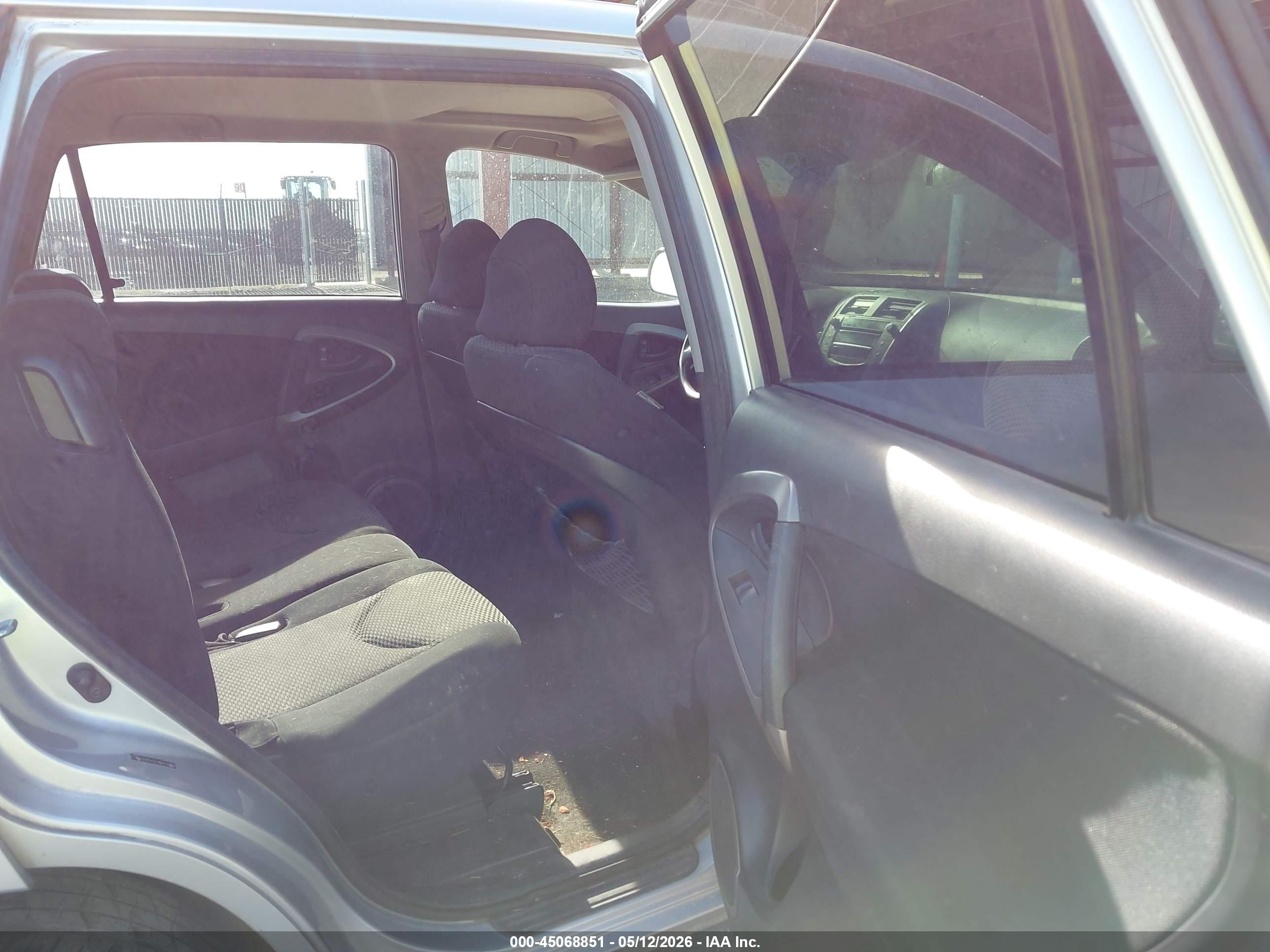 TOYOTA RAV4 image 8