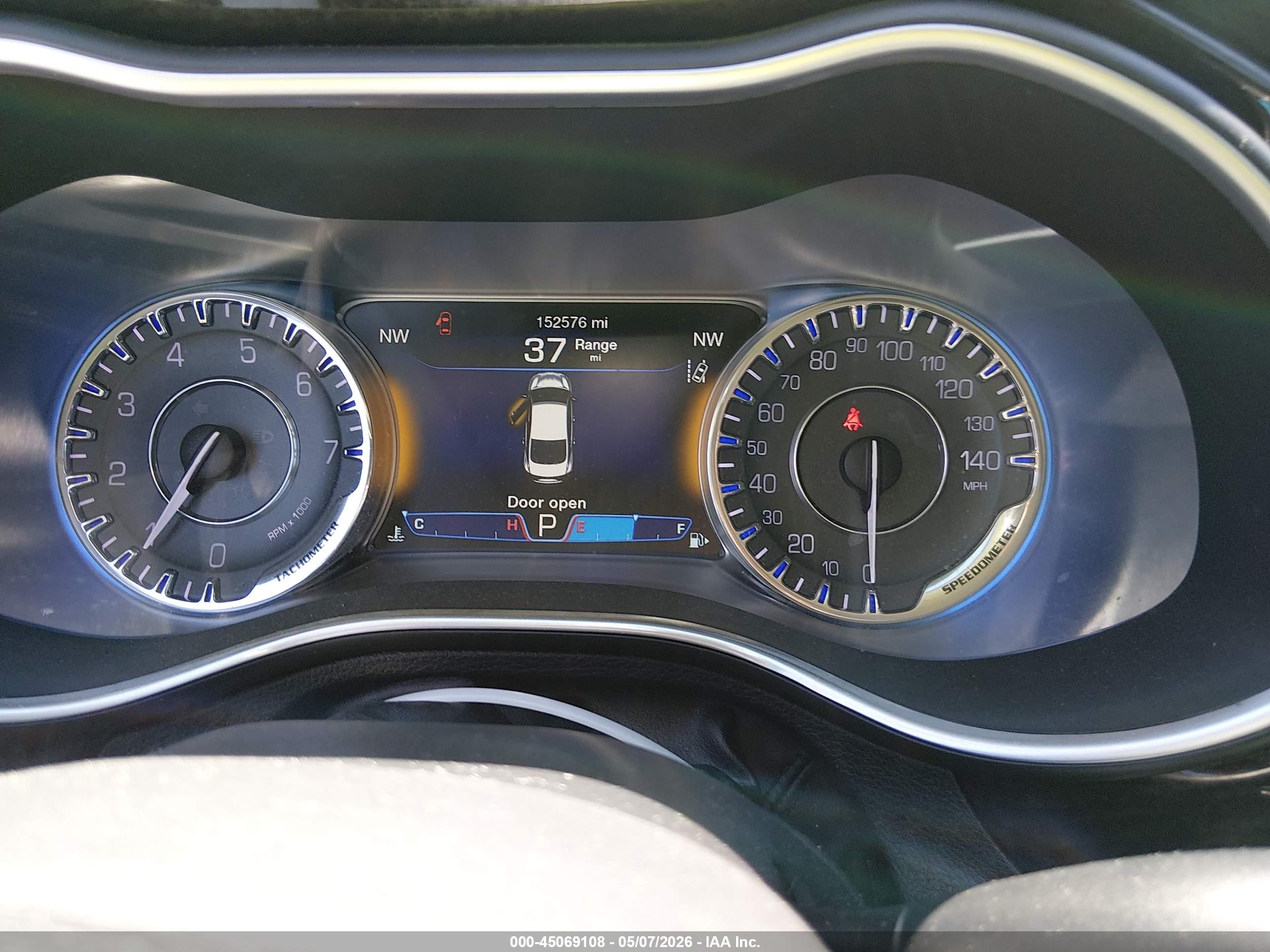 CHRYSLER 200 image 7