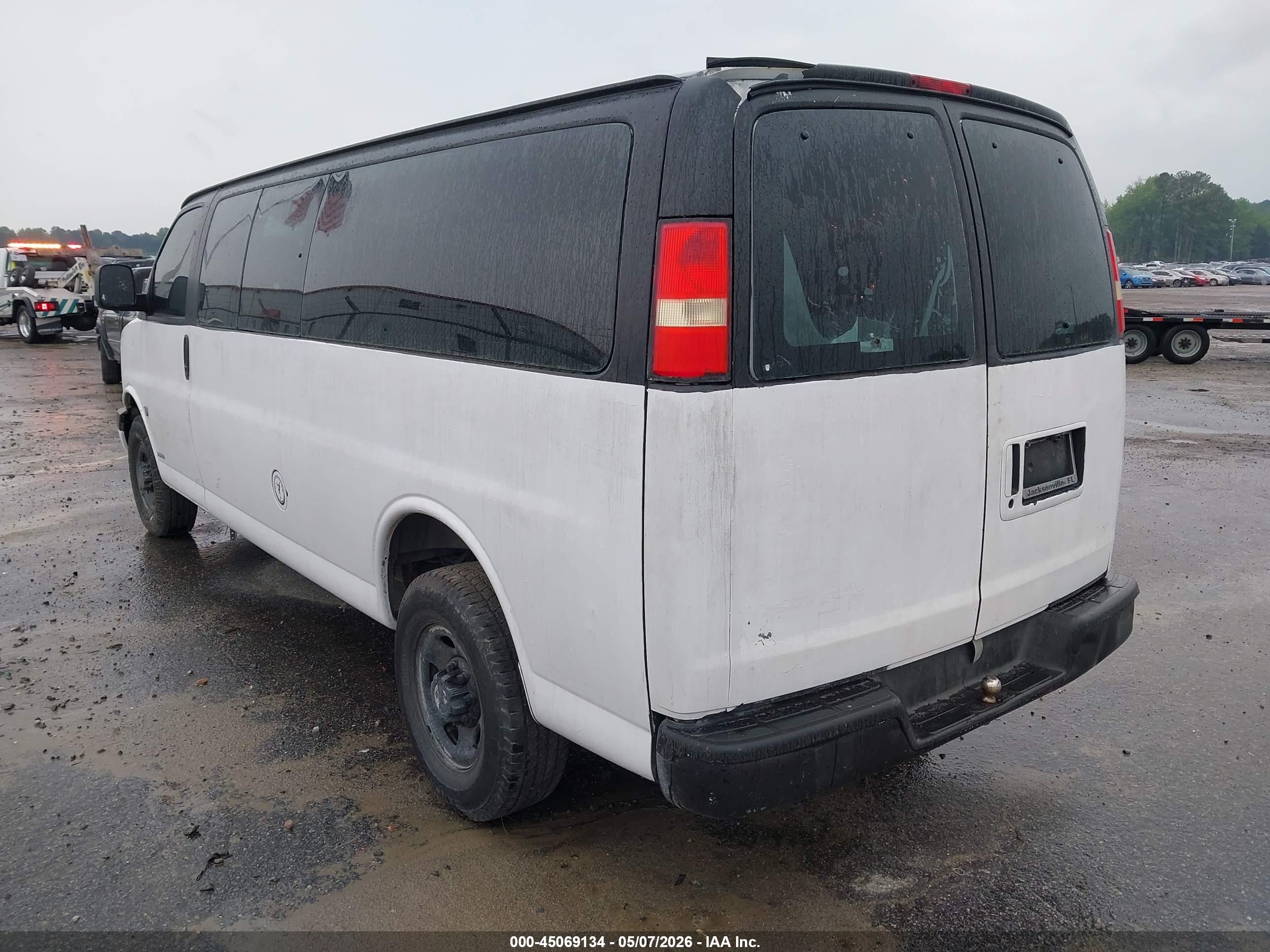 CHEVROLET EXPRESS image 3