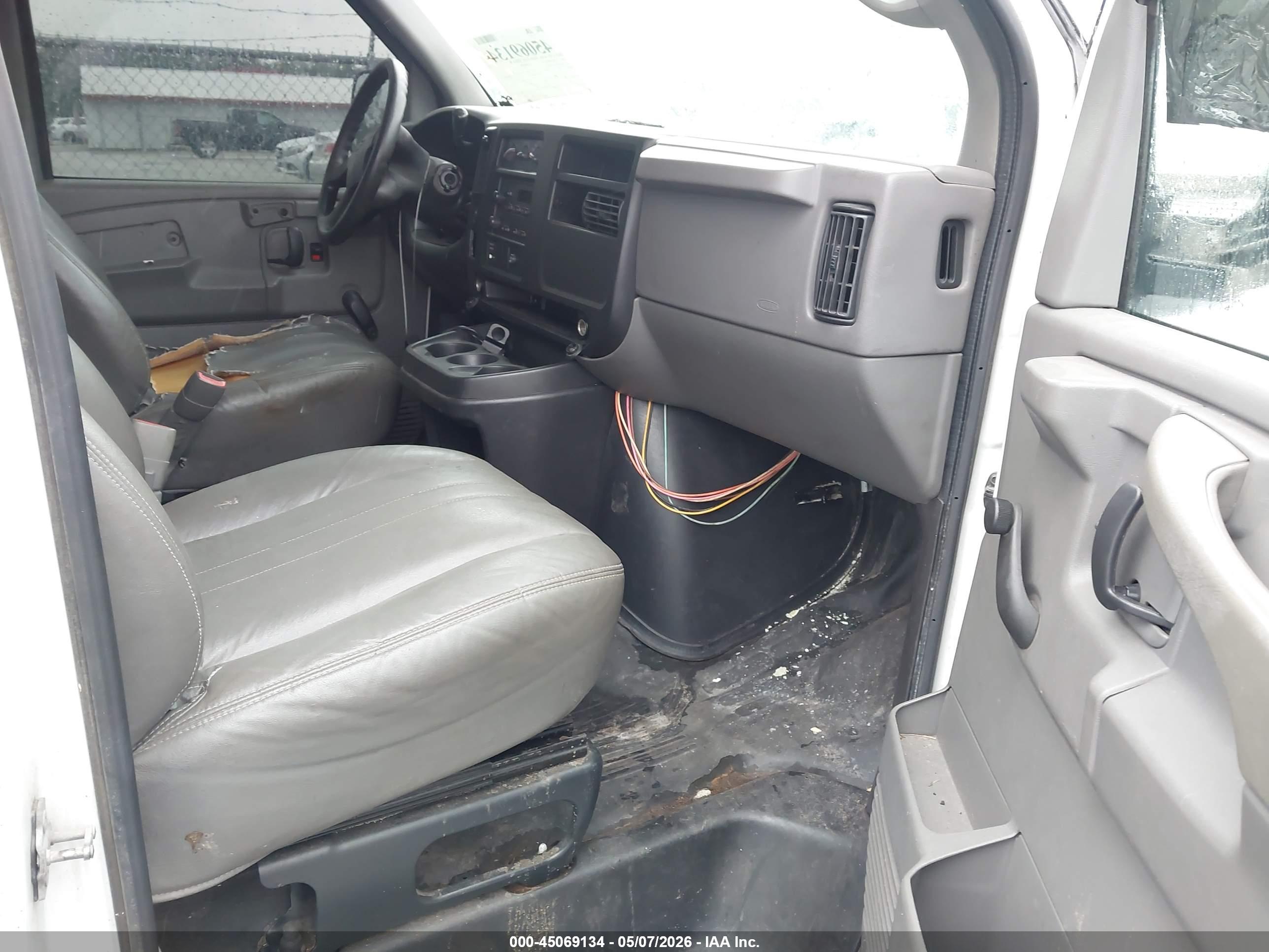CHEVROLET EXPRESS image 5