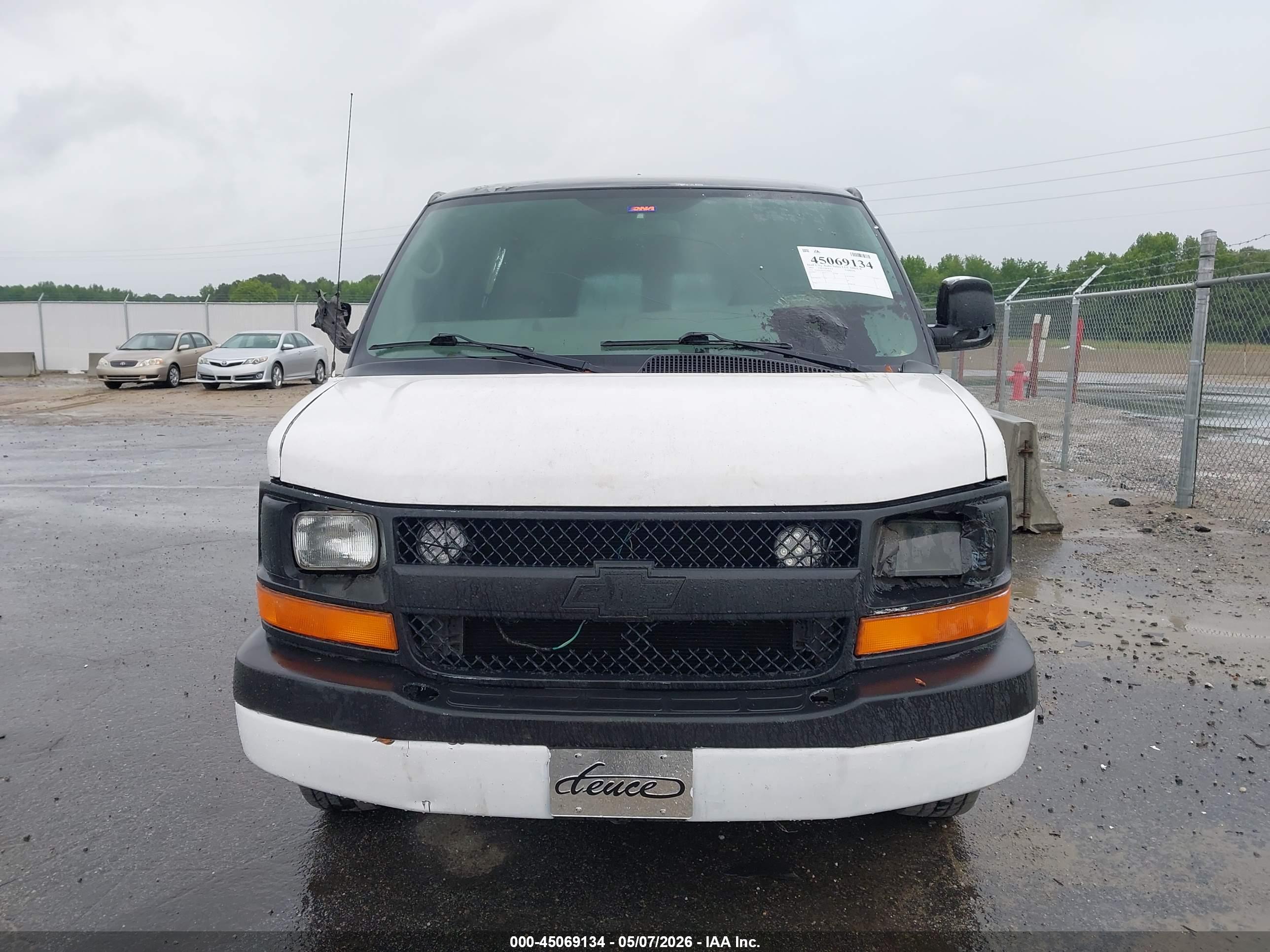 CHEVROLET EXPRESS image 6