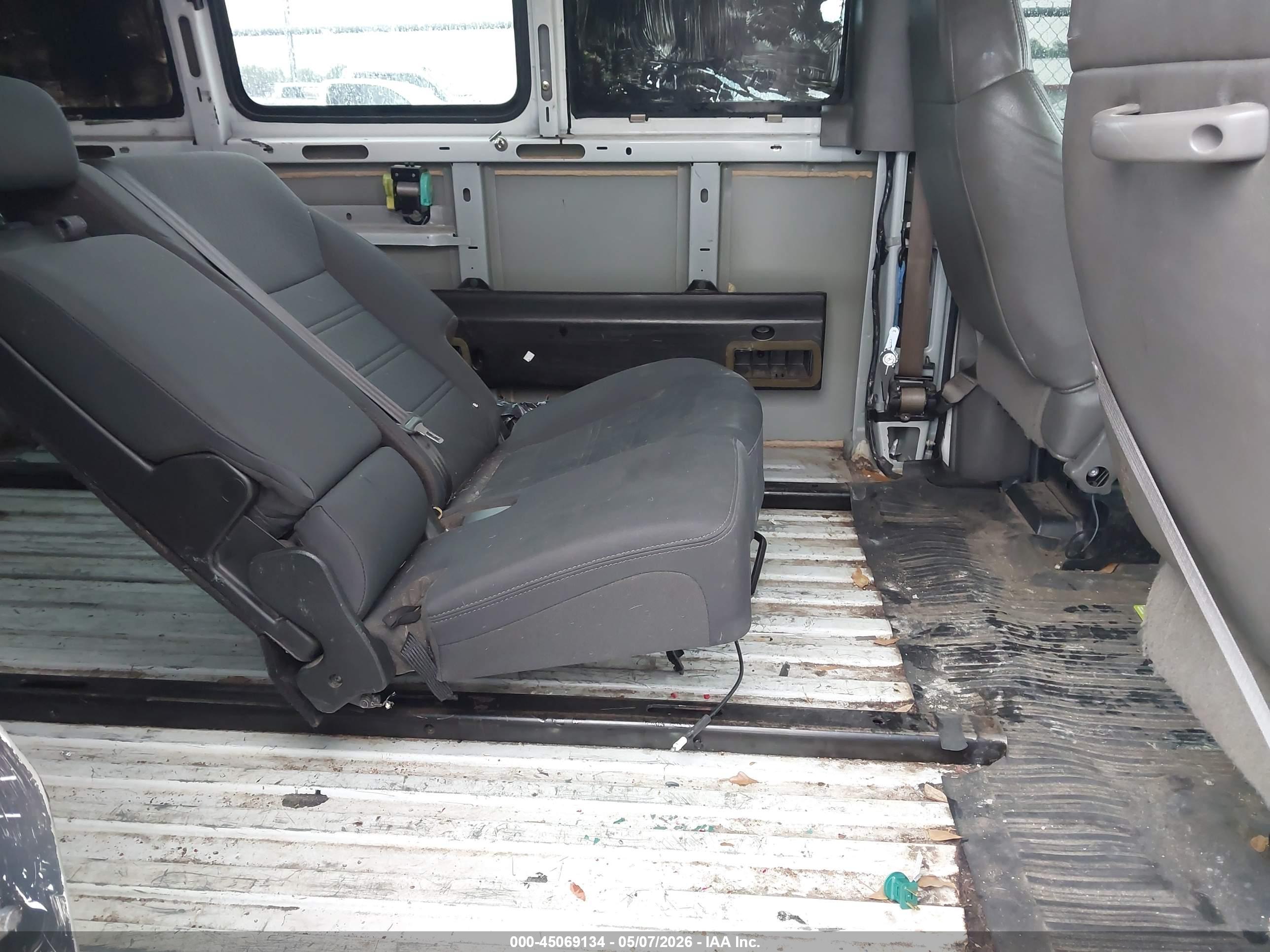 CHEVROLET EXPRESS image 8