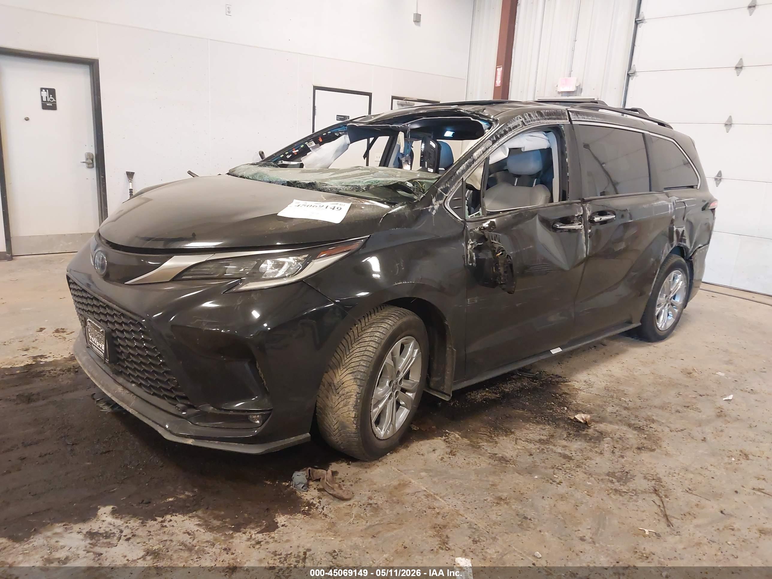 TOYOTA SIENNA image 2