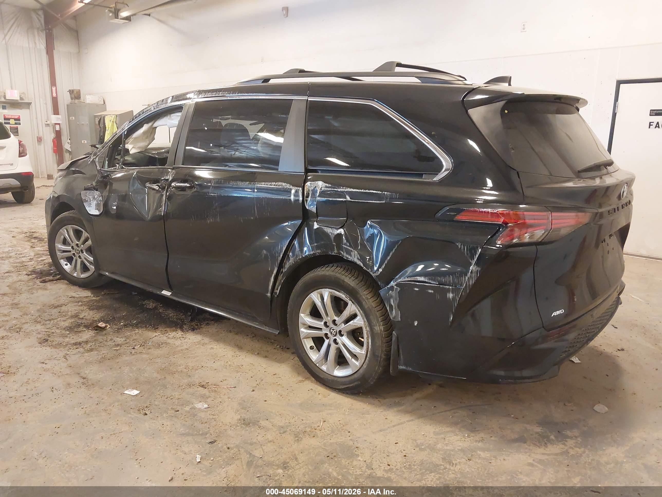 TOYOTA SIENNA image 3