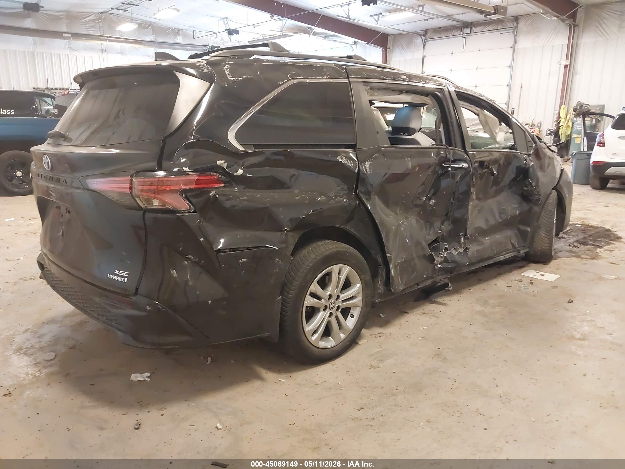TOYOTA SIENNA image 4