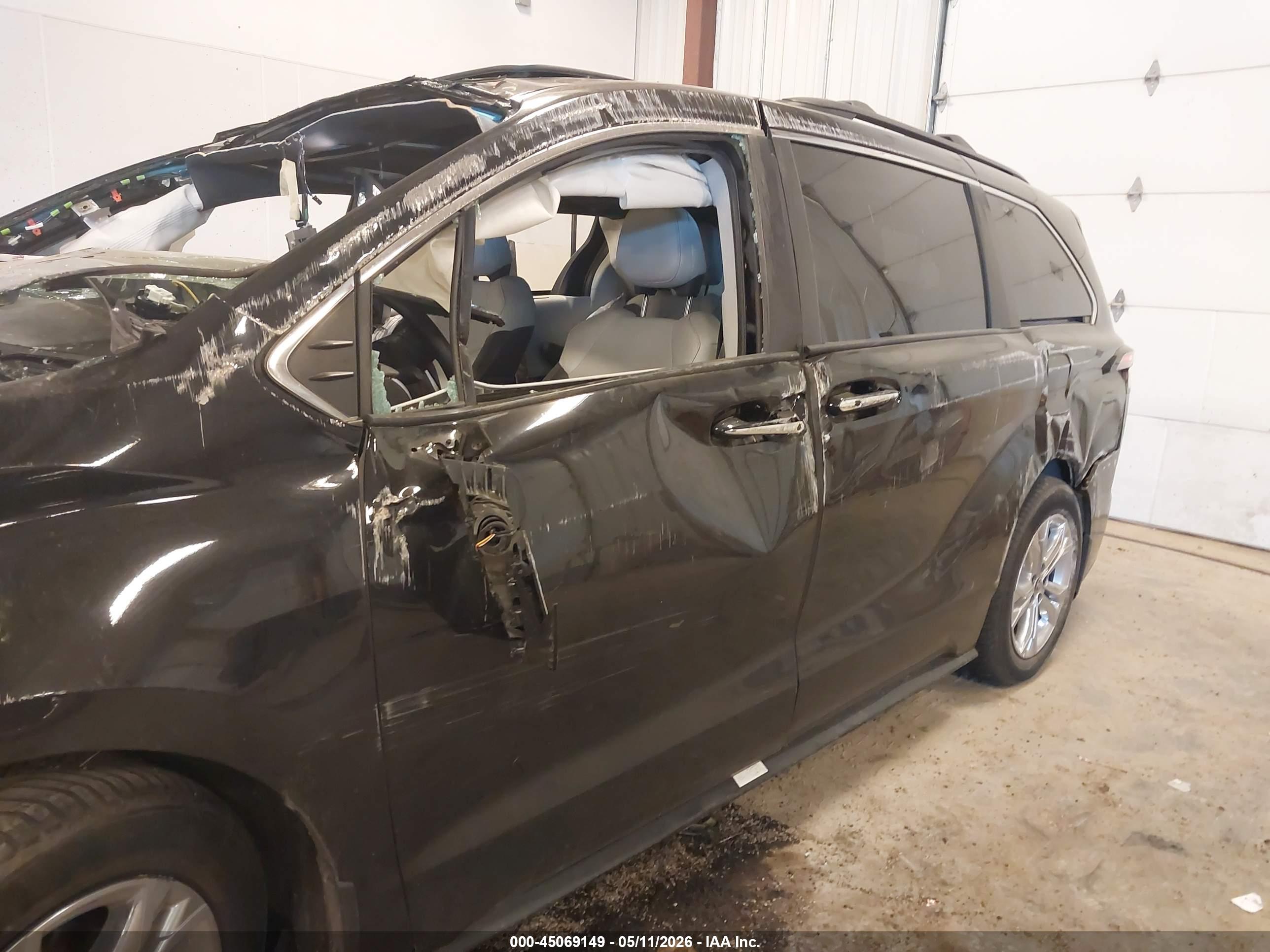 TOYOTA SIENNA image 6