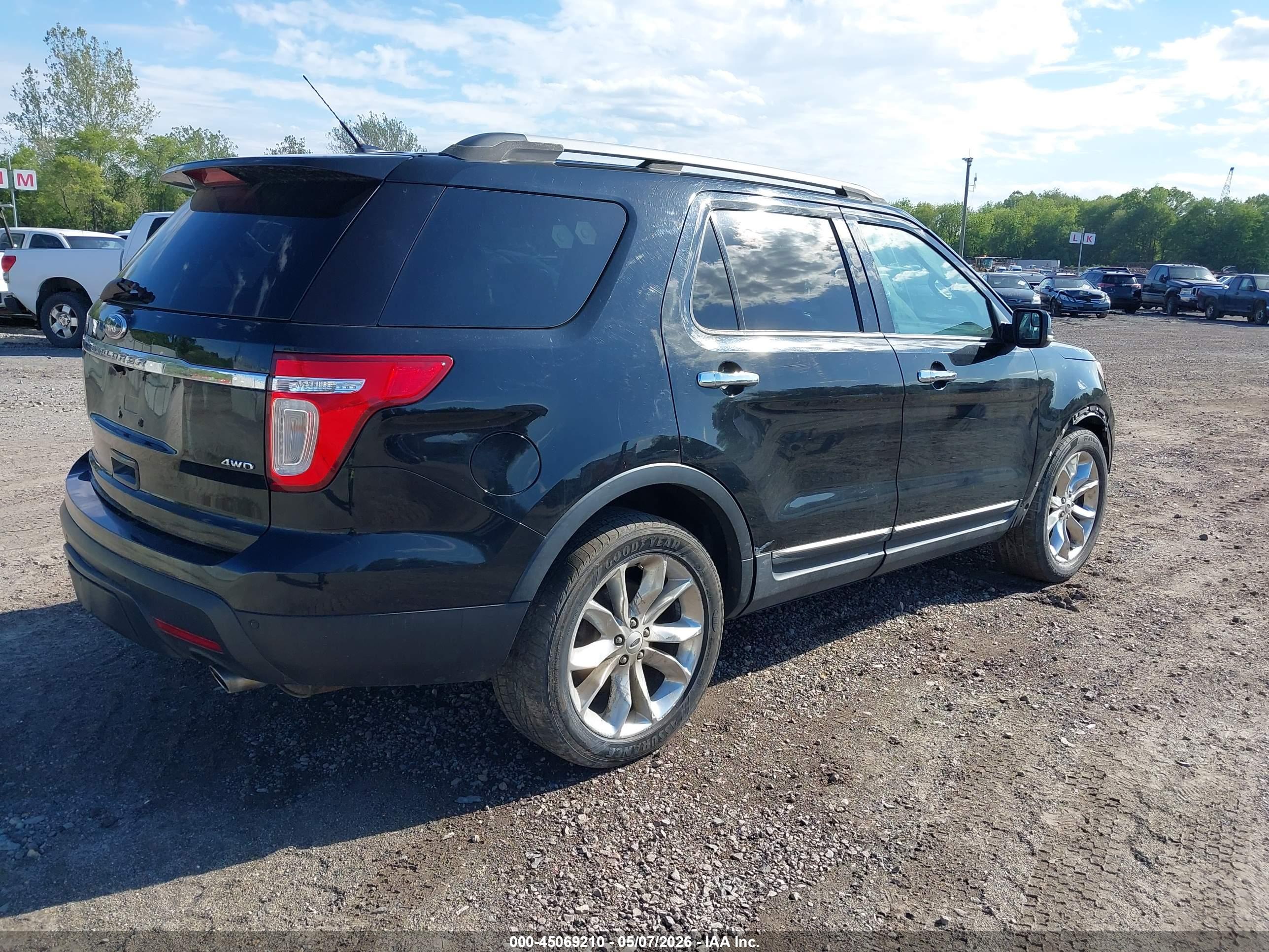 FORD EXPLORER image 4
