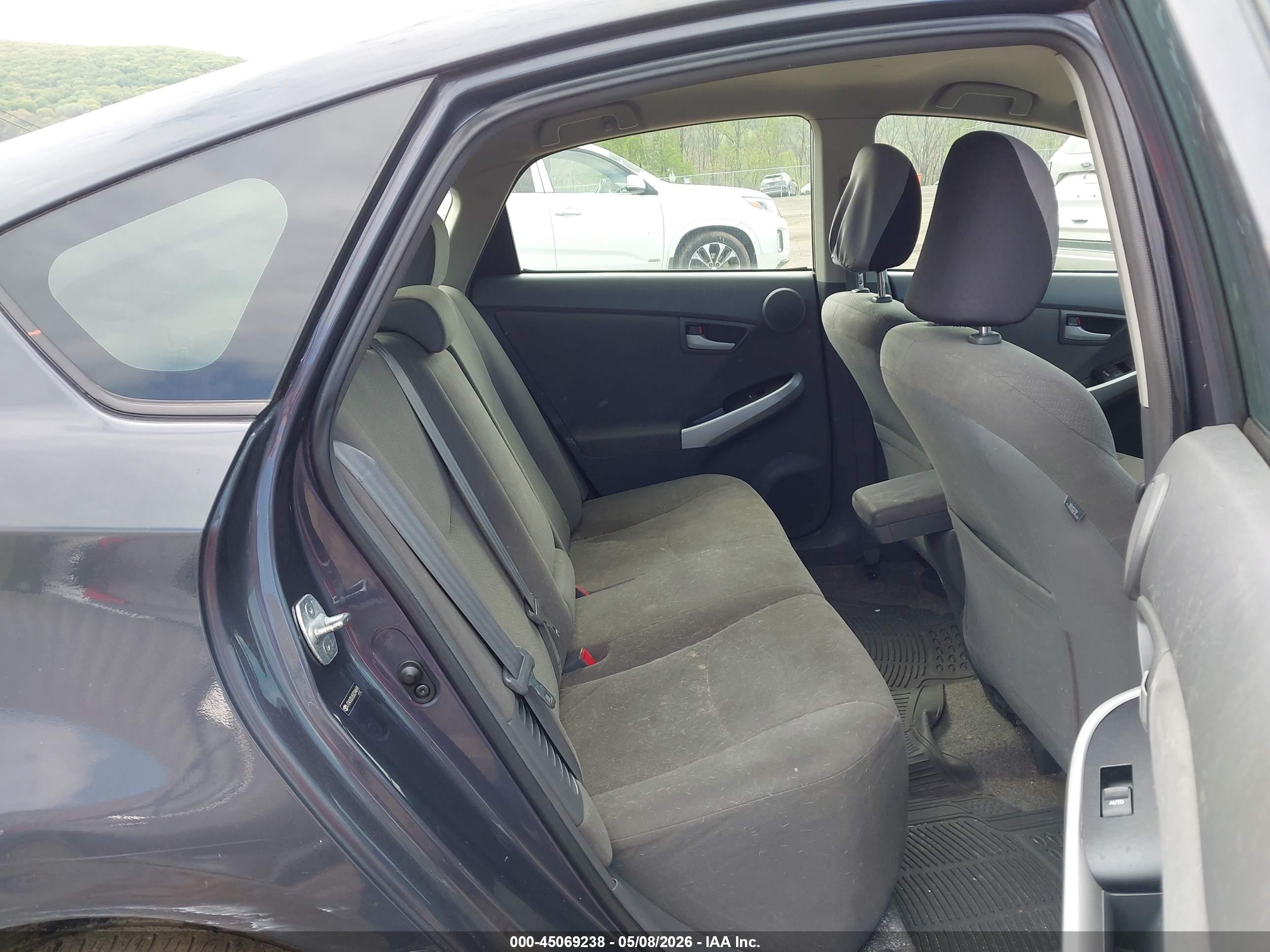 TOYOTA PRIUS image 8