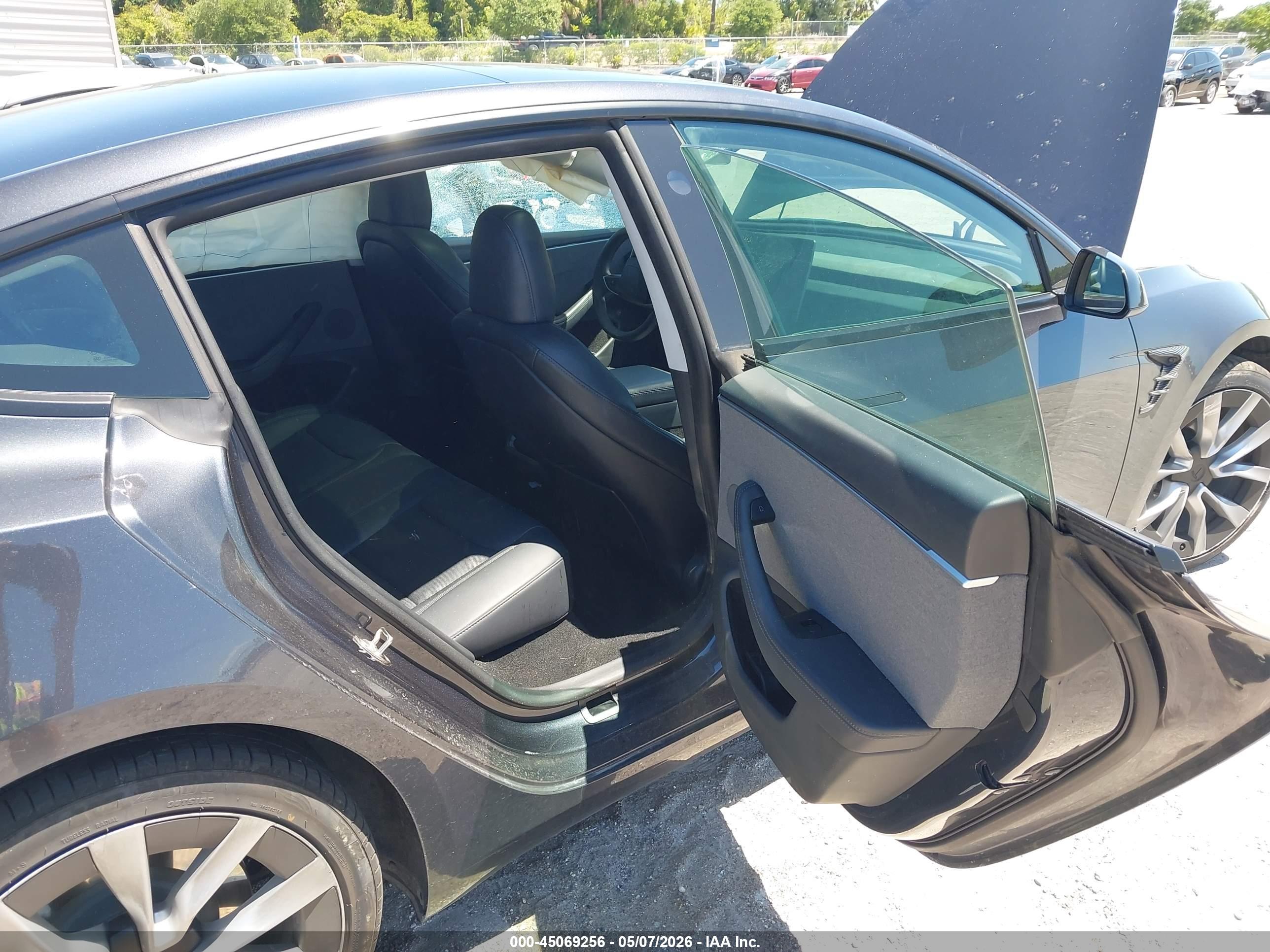 TESLA MODEL image 8
