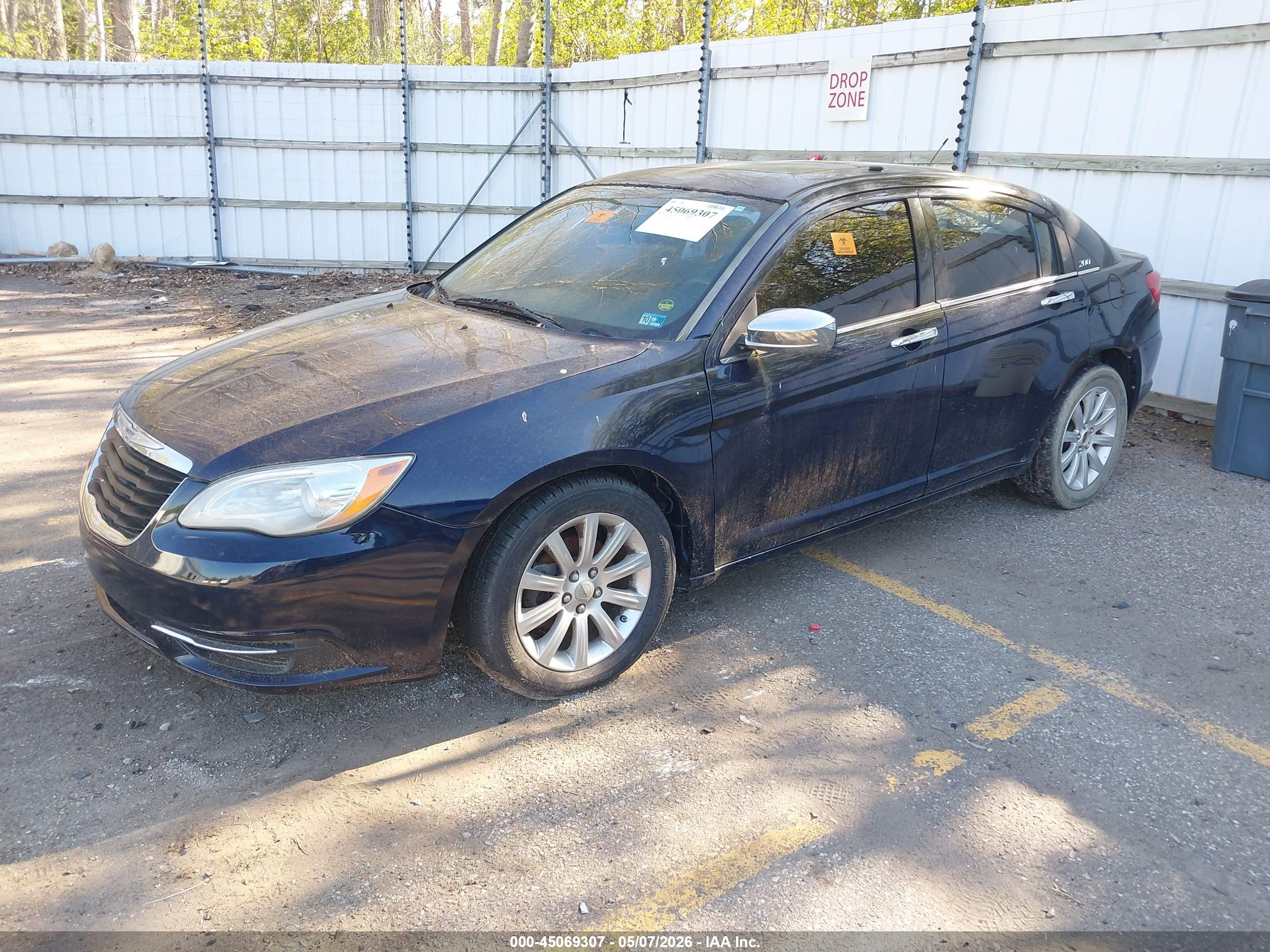 CHRYSLER 200 image 2