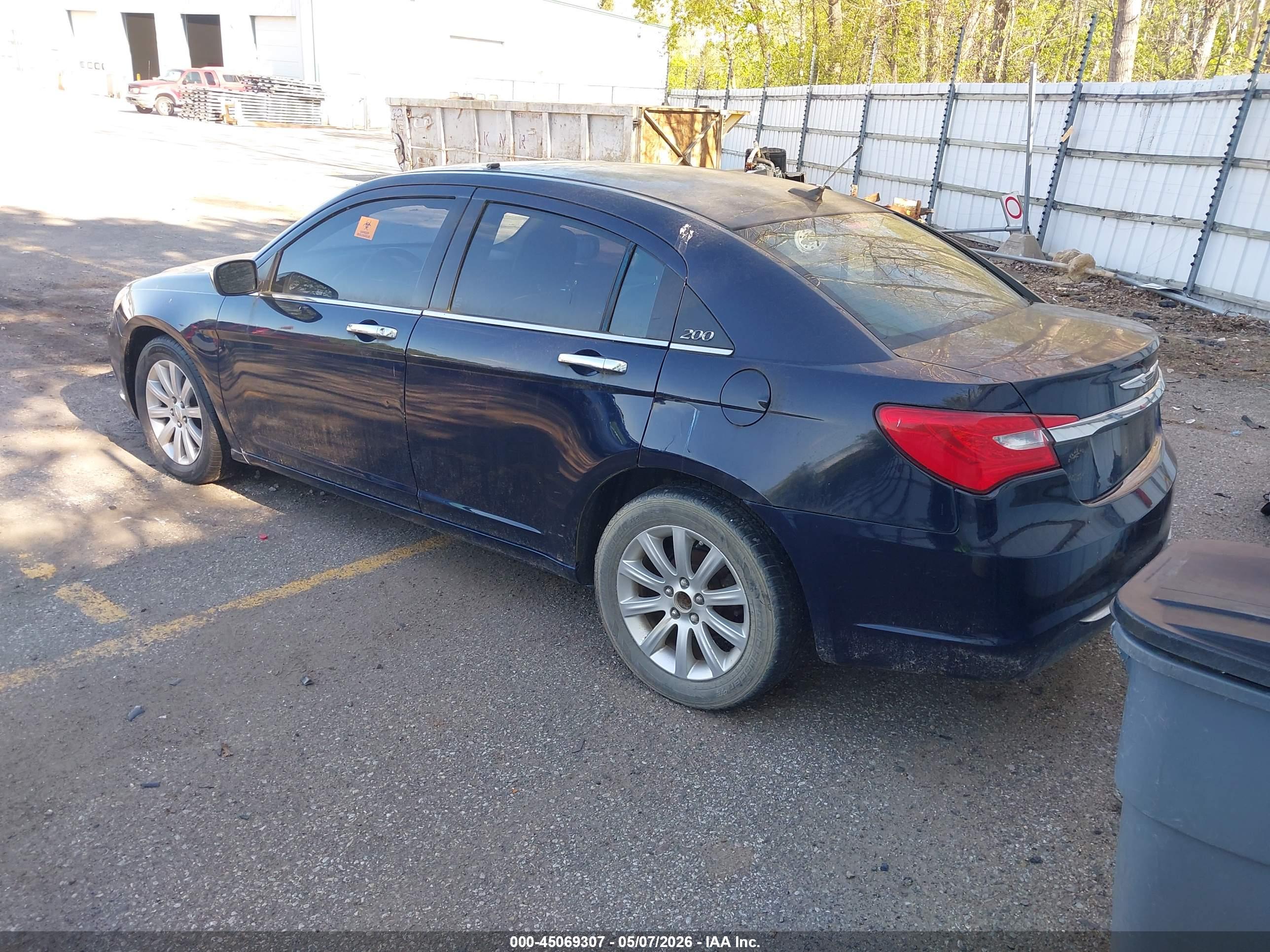 CHRYSLER 200 image 3