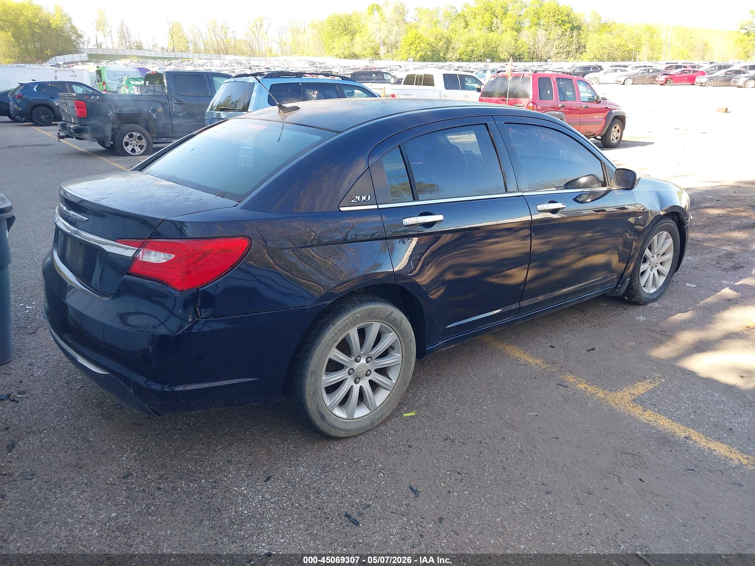 CHRYSLER 200 image 4