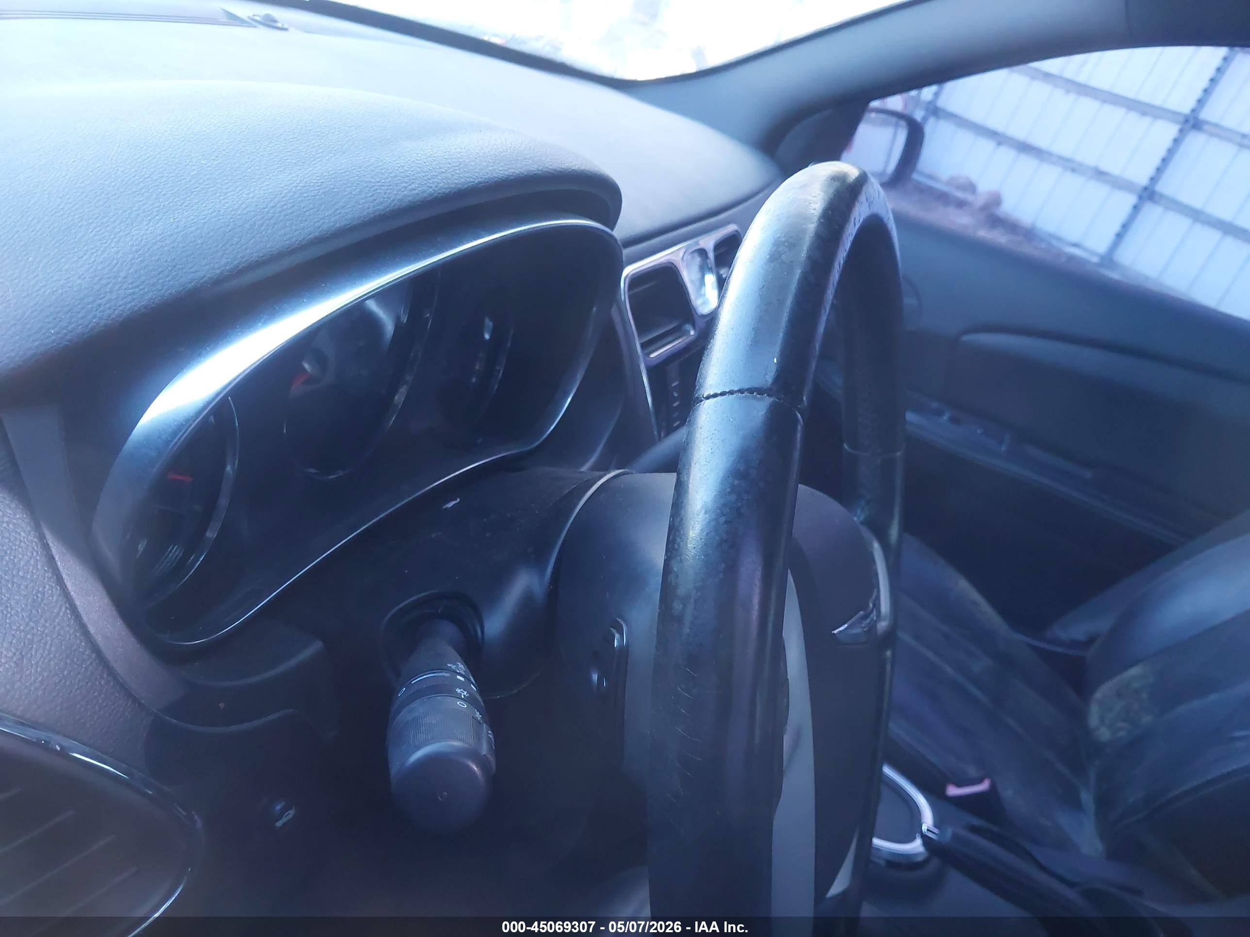 CHRYSLER 200 image 7