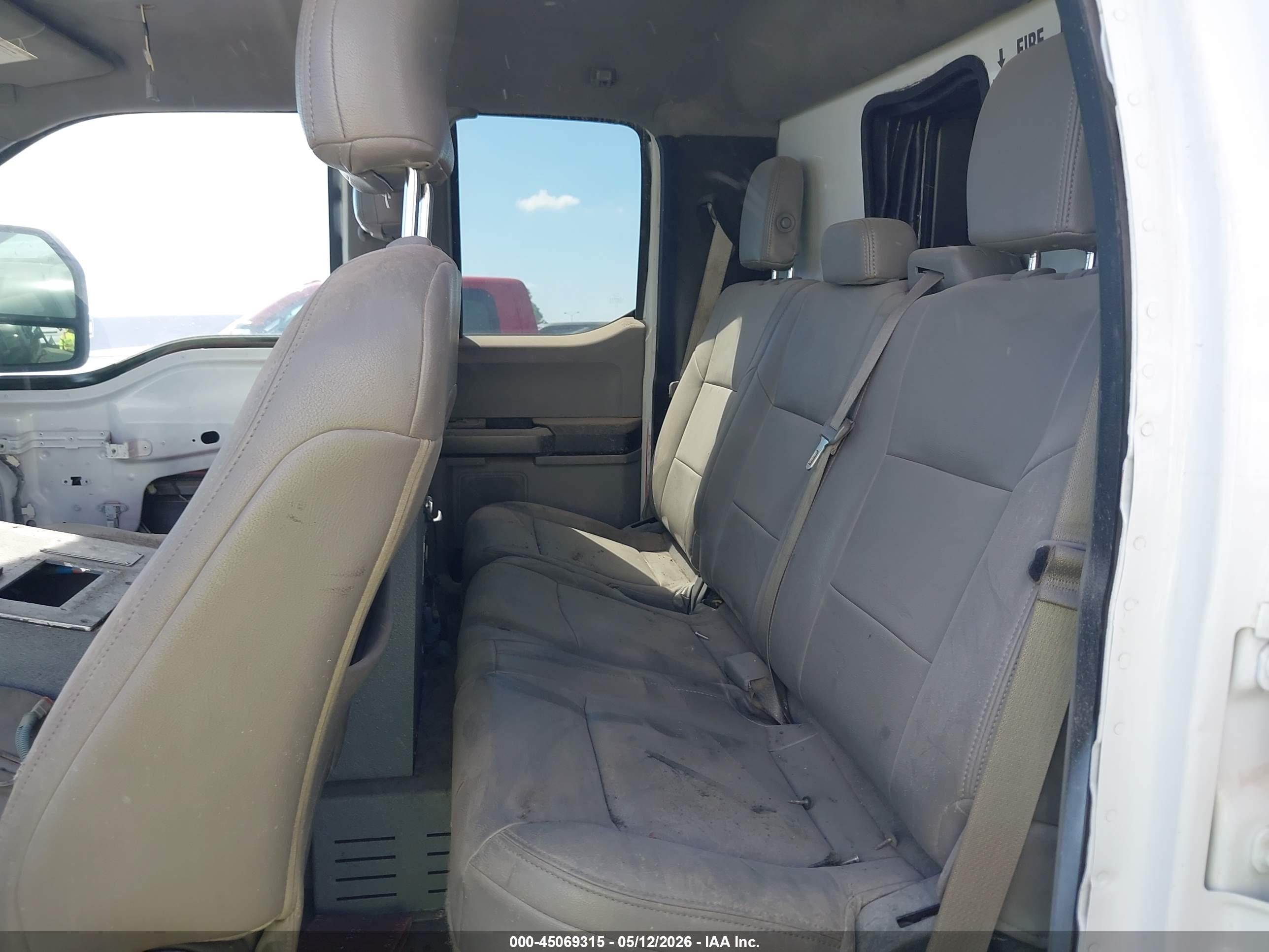 FORD F-550 image 8
