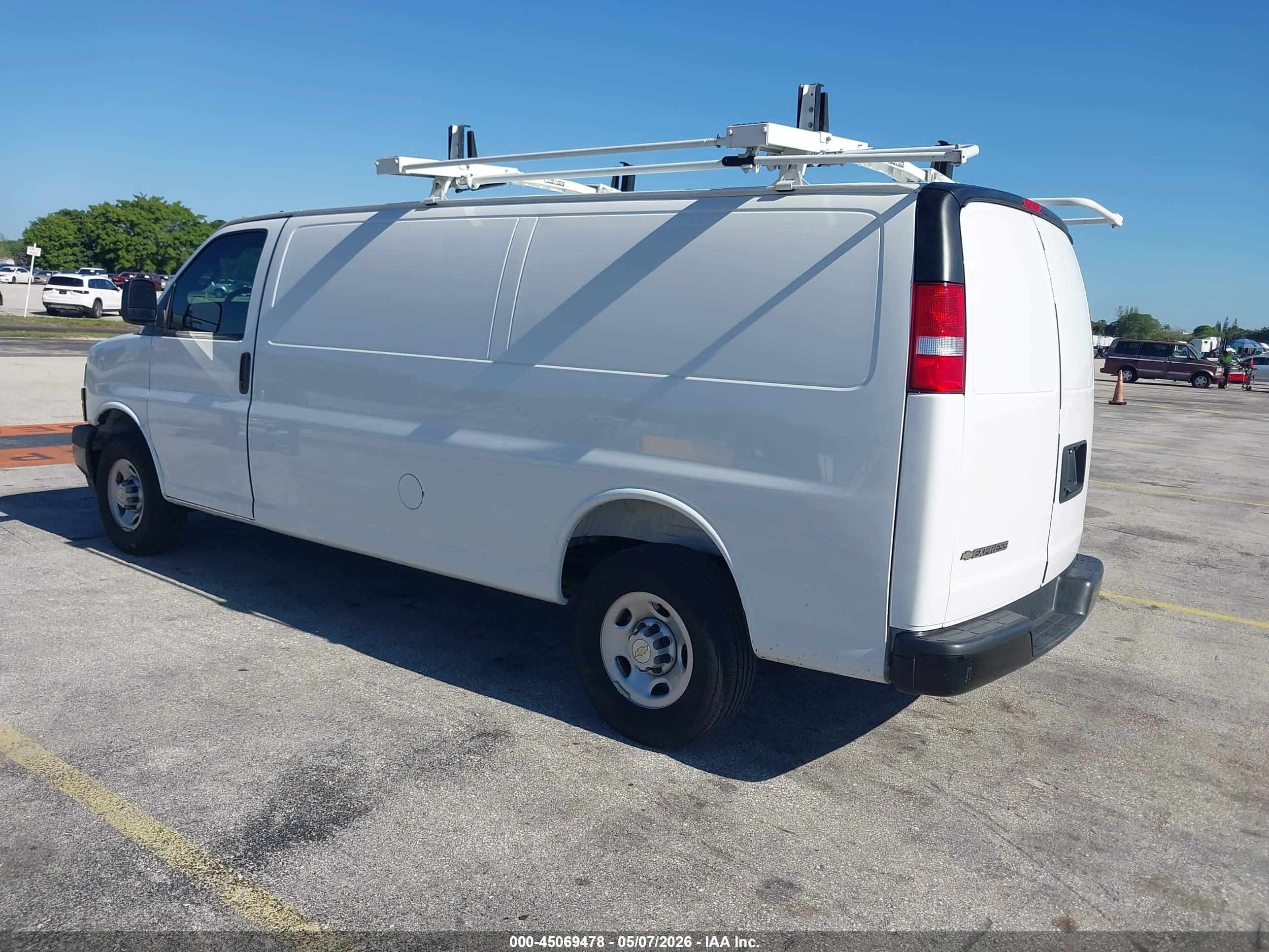 CHEVROLET EXPRESS image 3