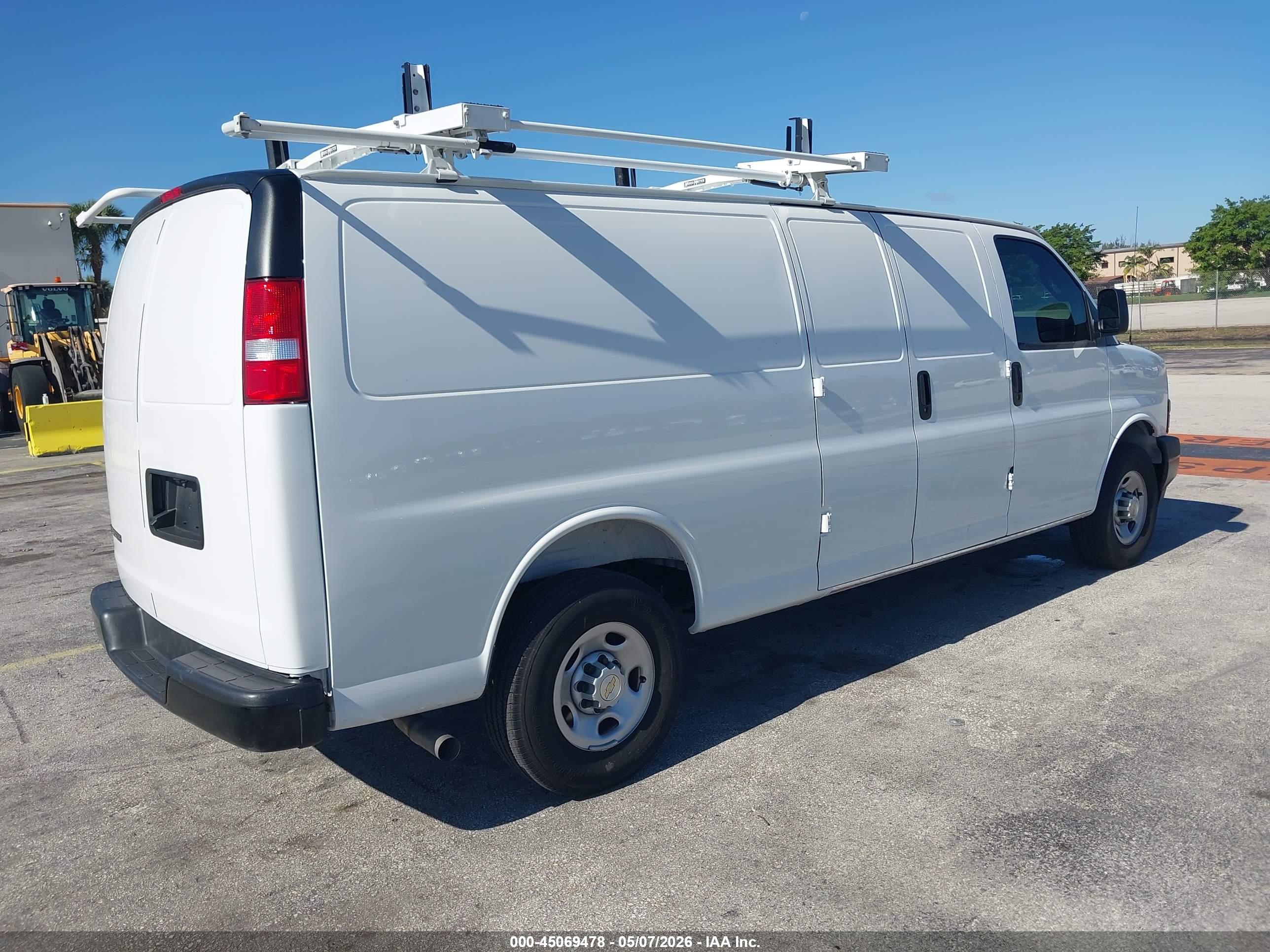 CHEVROLET EXPRESS image 4