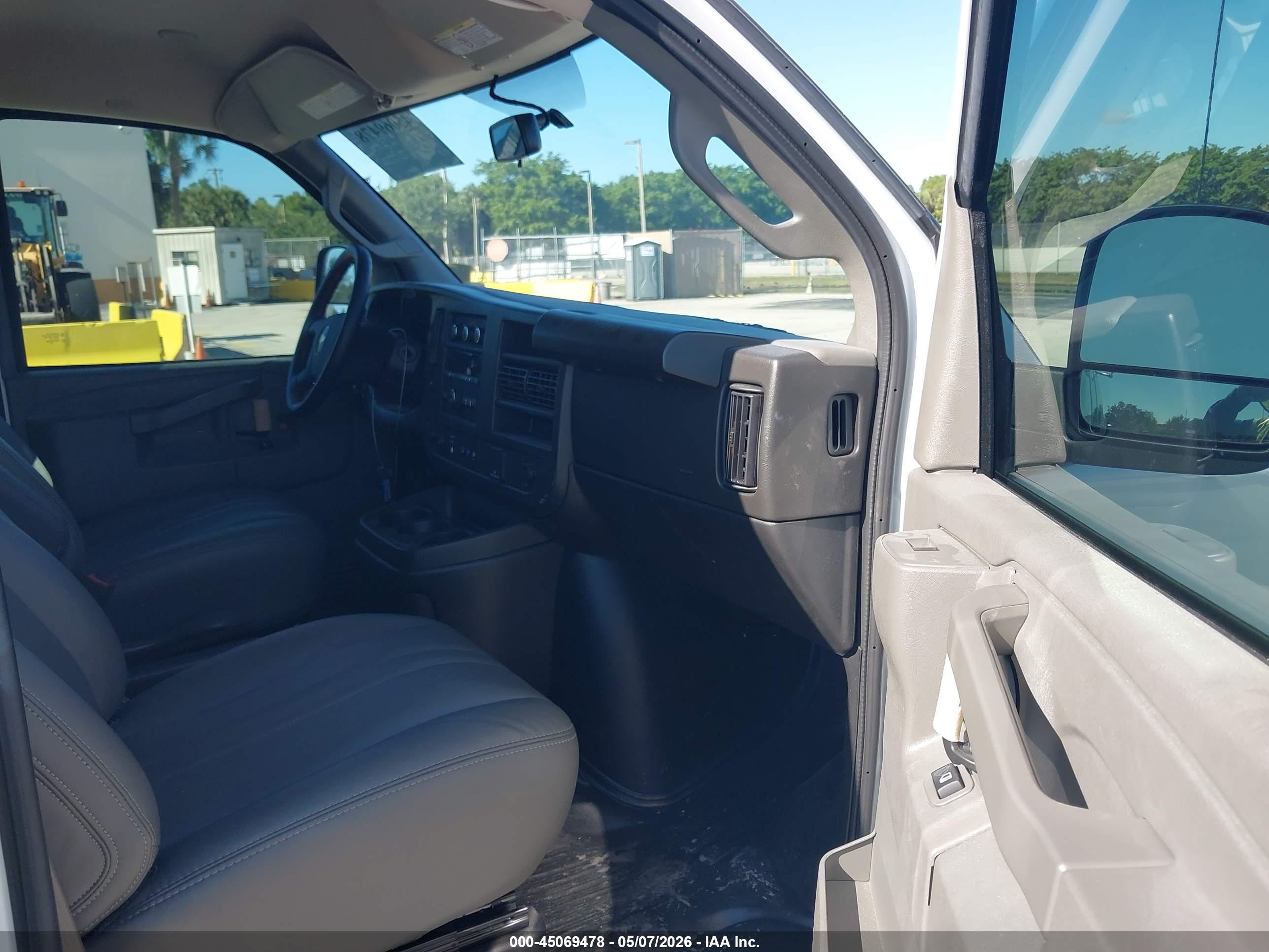 CHEVROLET EXPRESS image 5