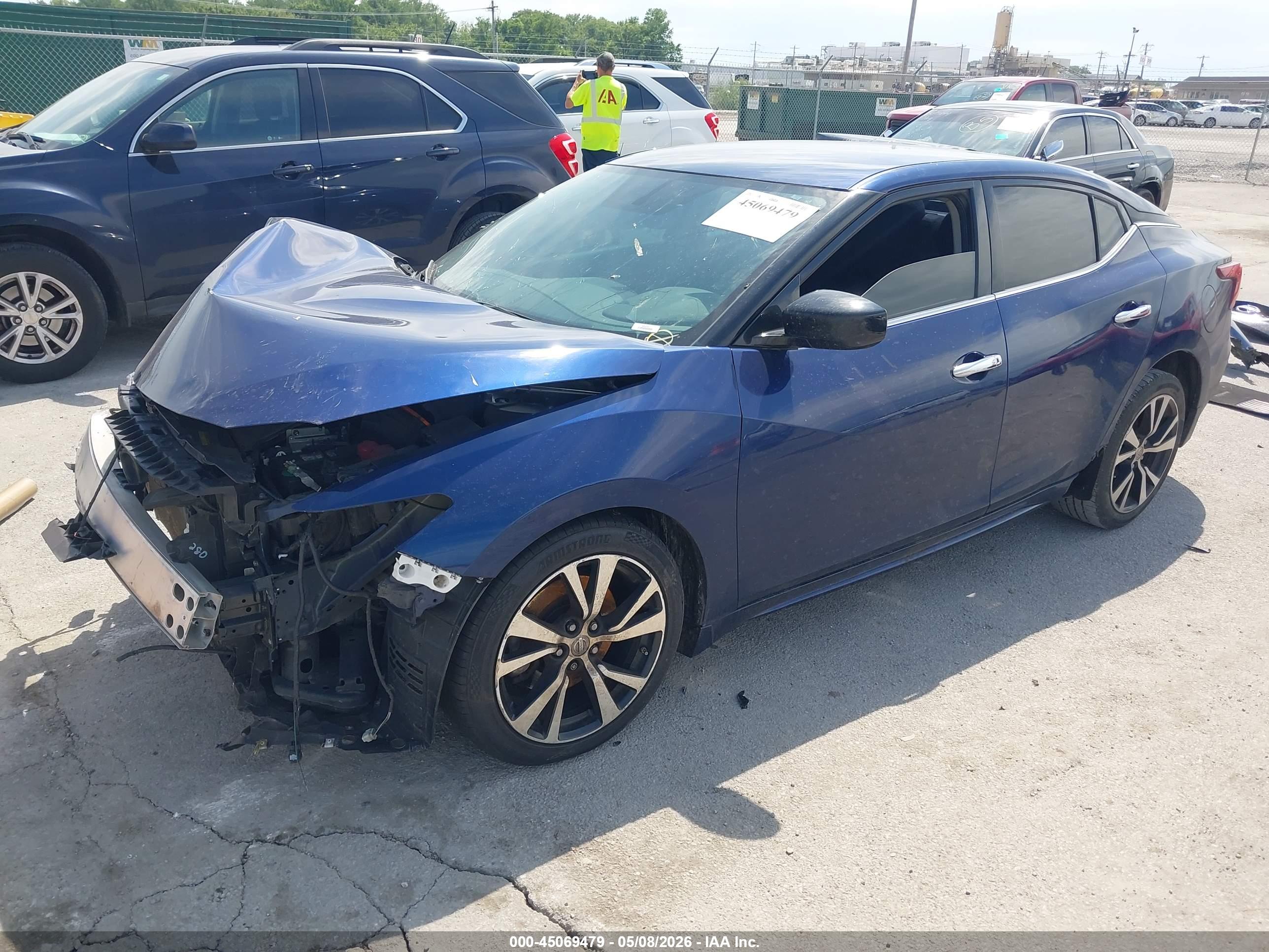 NISSAN MAXIMA image 2