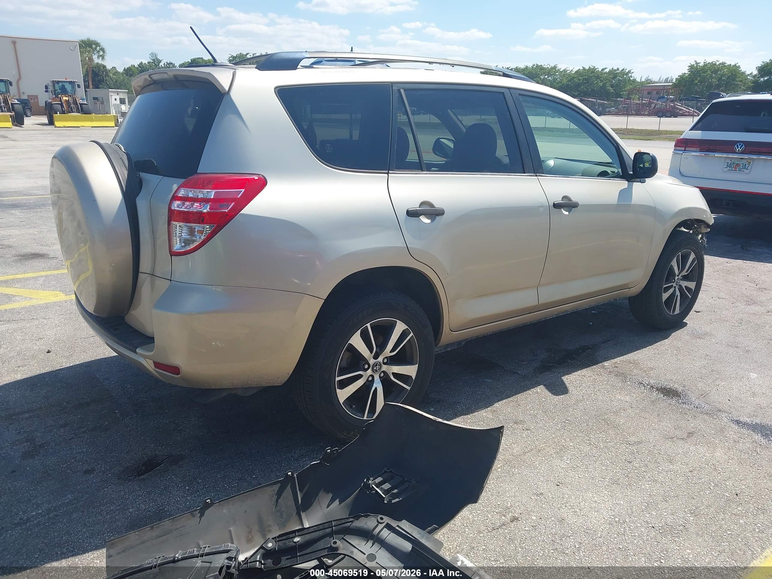 TOYOTA RAV4 image 4