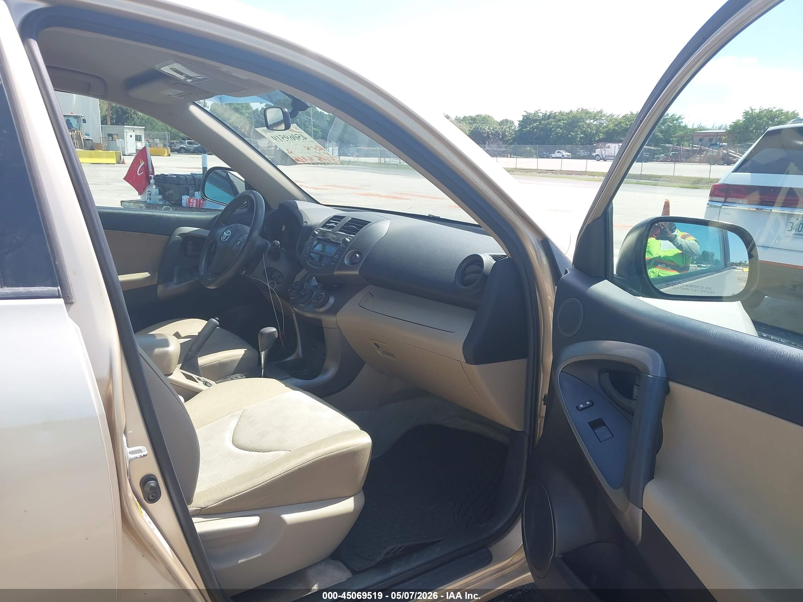 TOYOTA RAV4 image 5