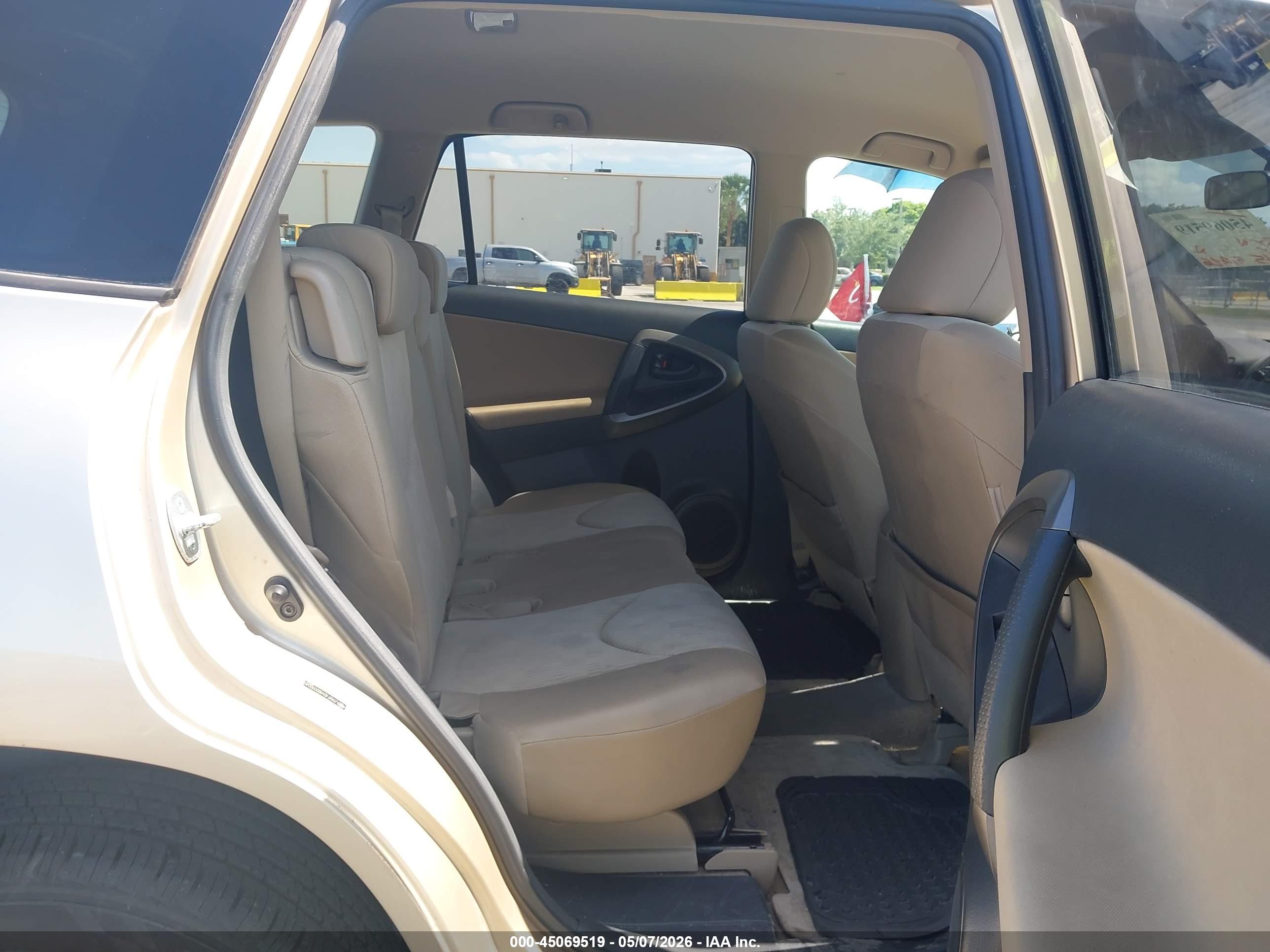 TOYOTA RAV4 image 8
