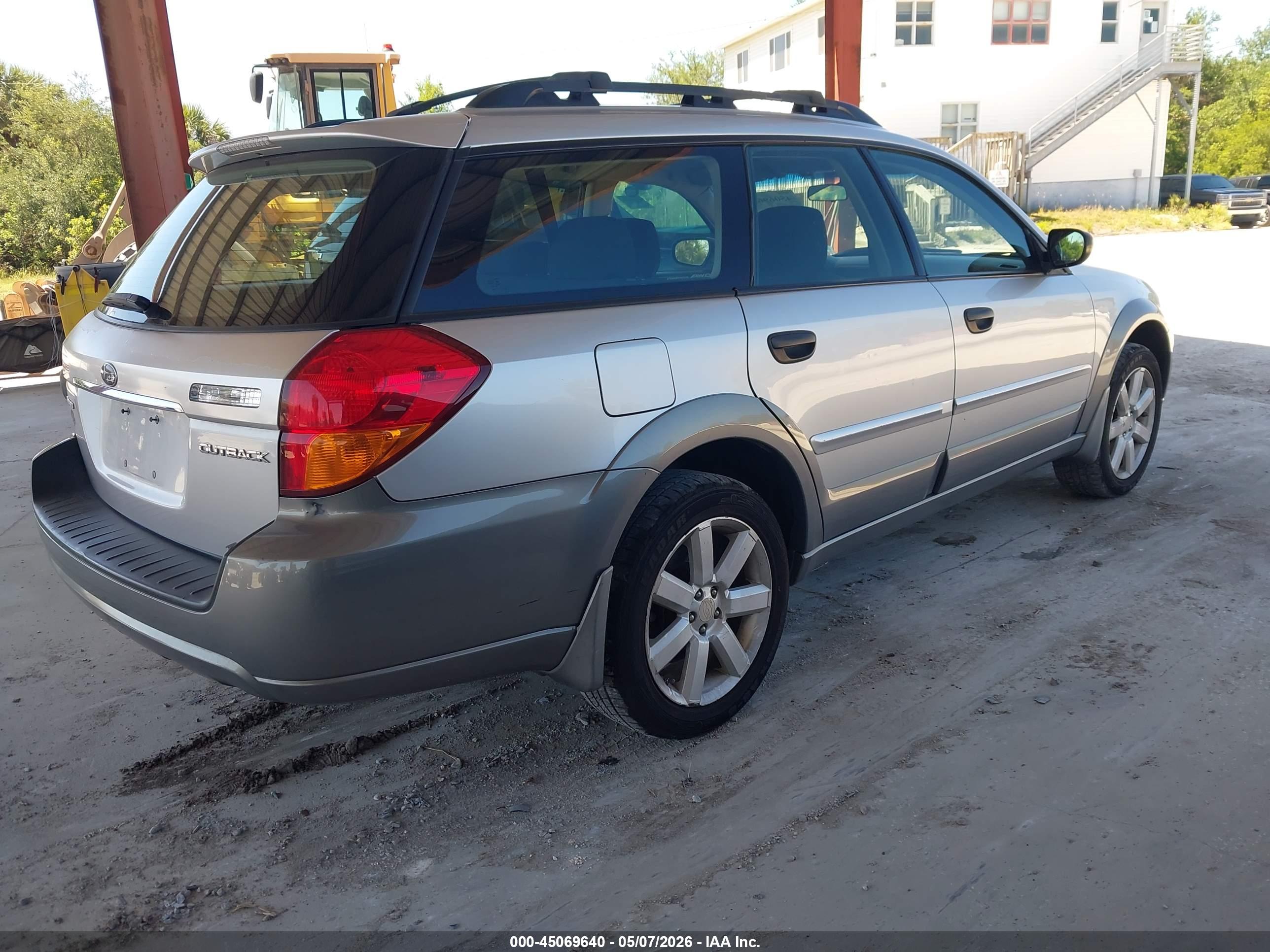 SUBARU OUTBACK image 4