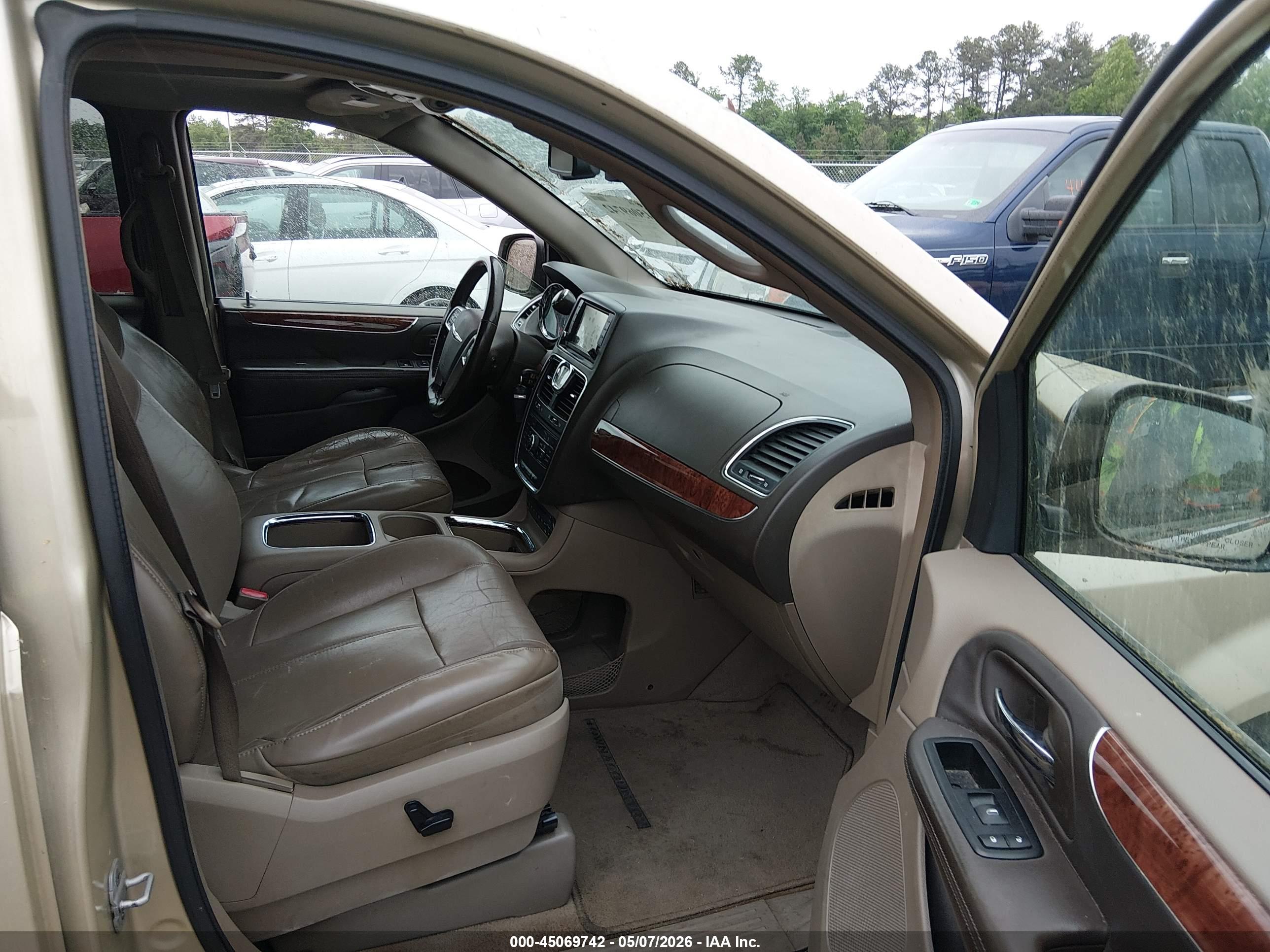 CHRYSLER TOWN image 5