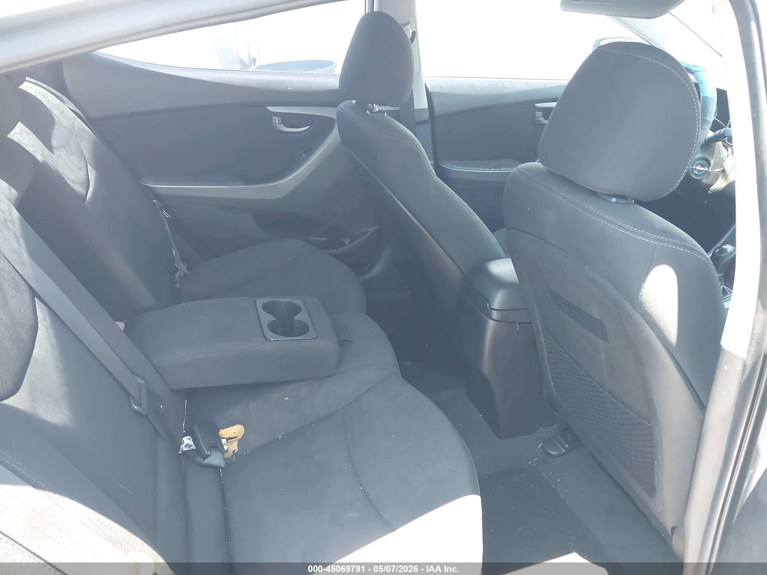 HYUNDAI ELANTRA image 8