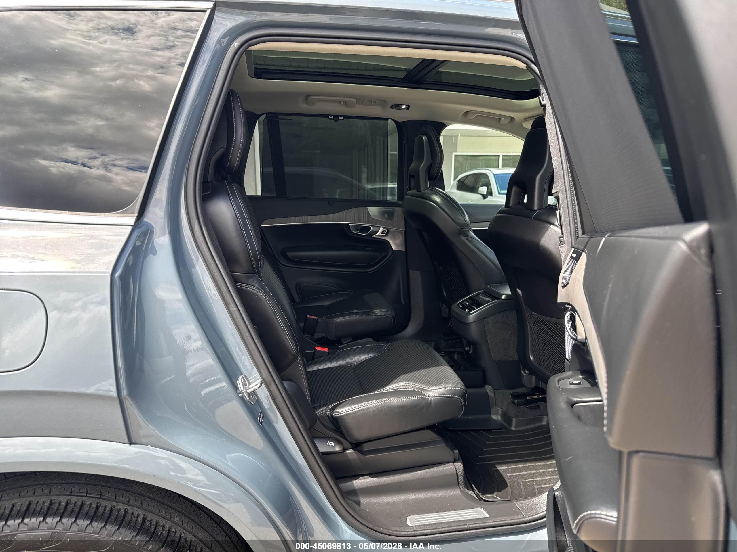 VOLVO XC90 image 8