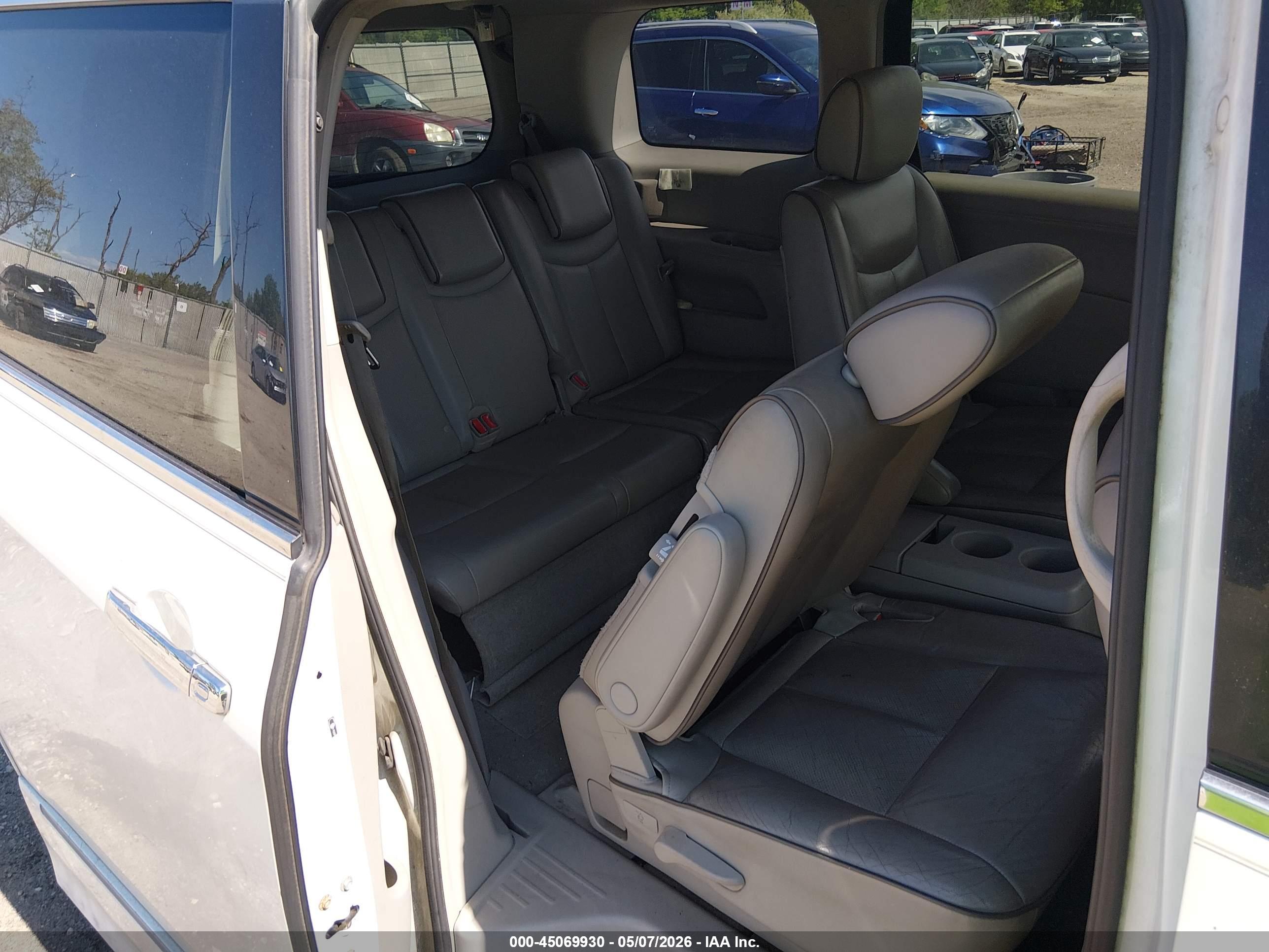 NISSAN QUEST image 8
