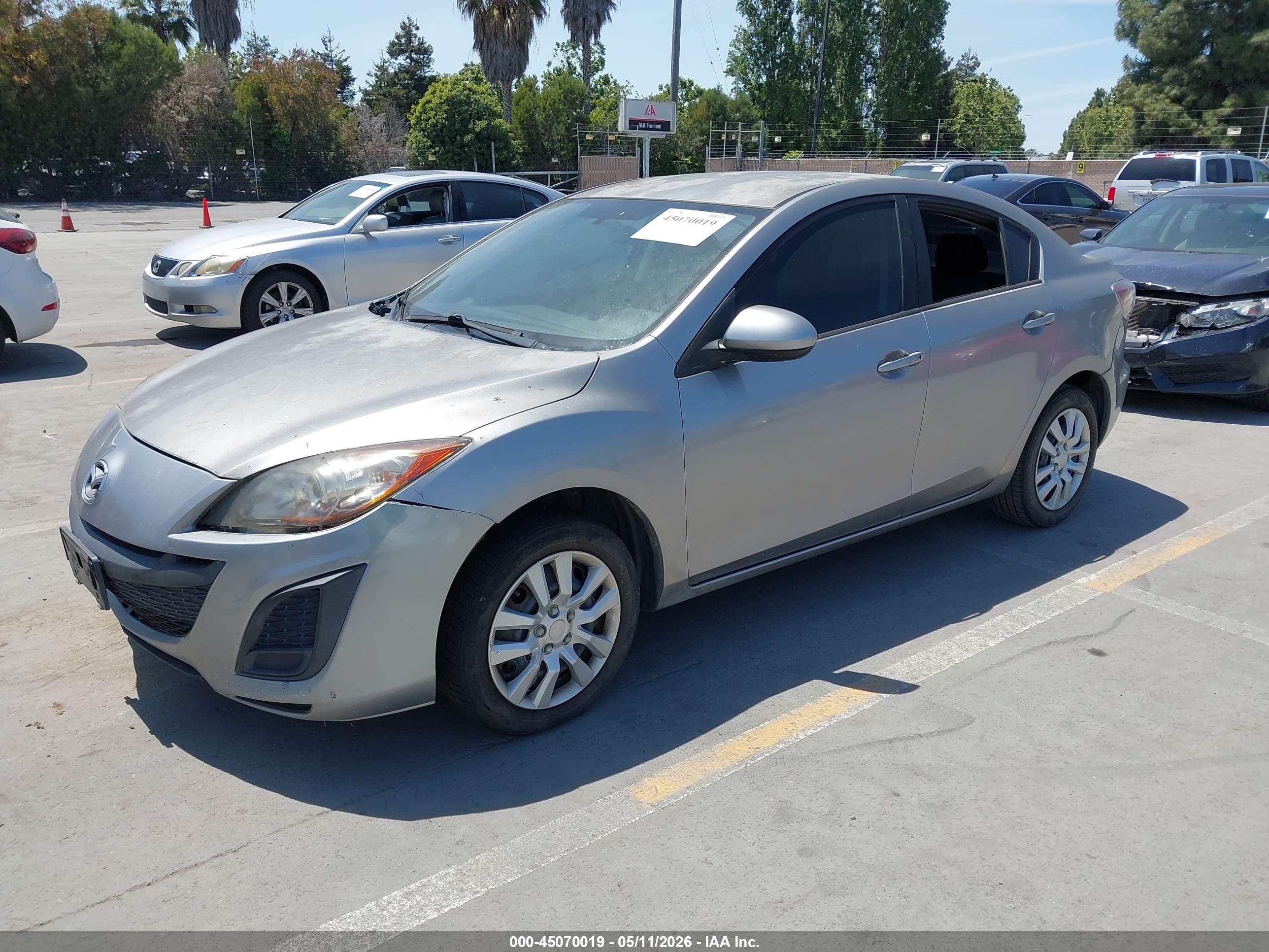 MAZDA MAZDA3 image 2