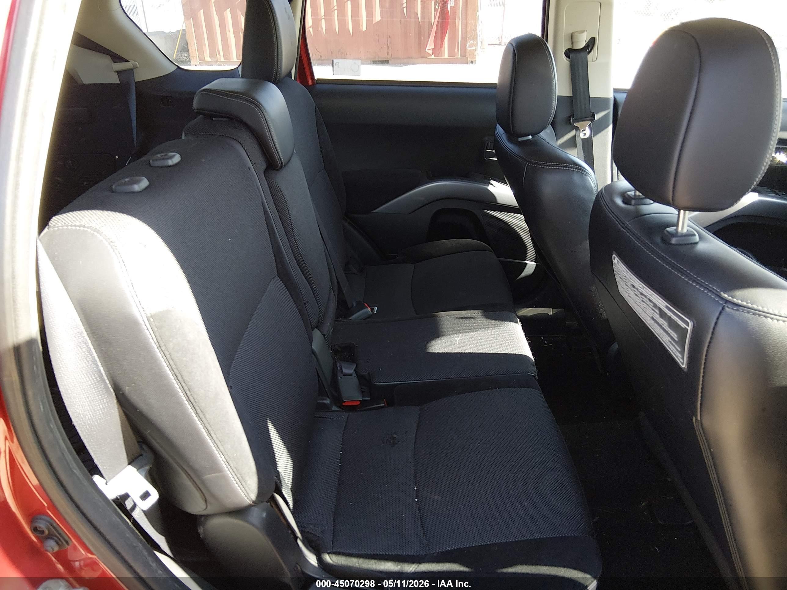 MITSUBISHI OUTLANDER image 8