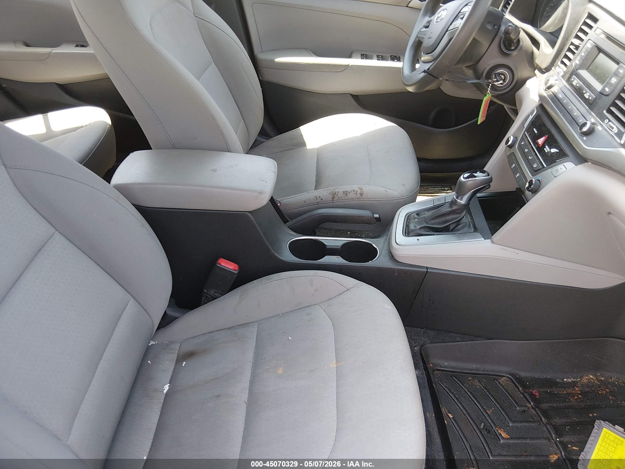 HYUNDAI ELANTRA image 5