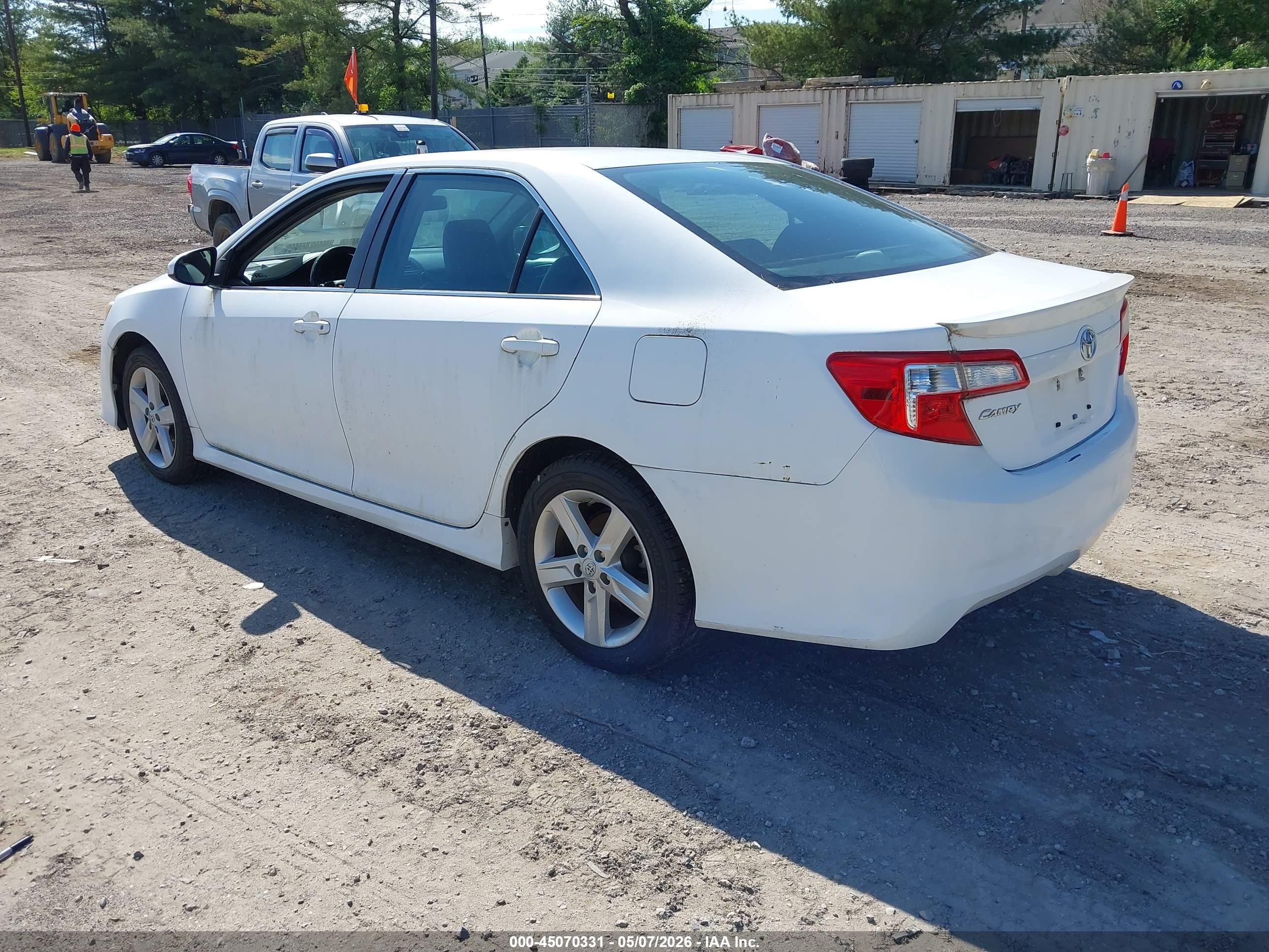 TOYOTA CAMRY image 3