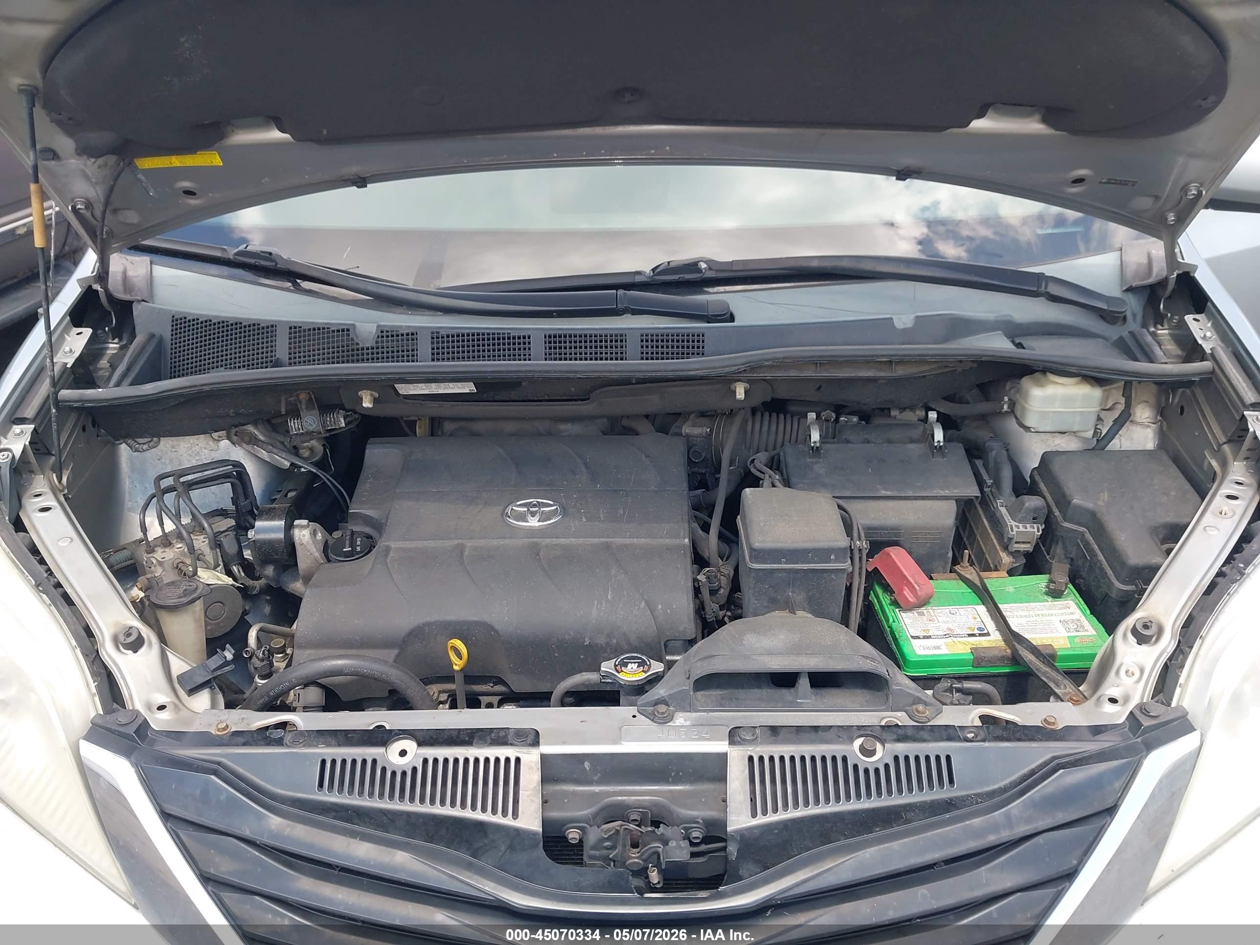 TOYOTA SIENNA image 10