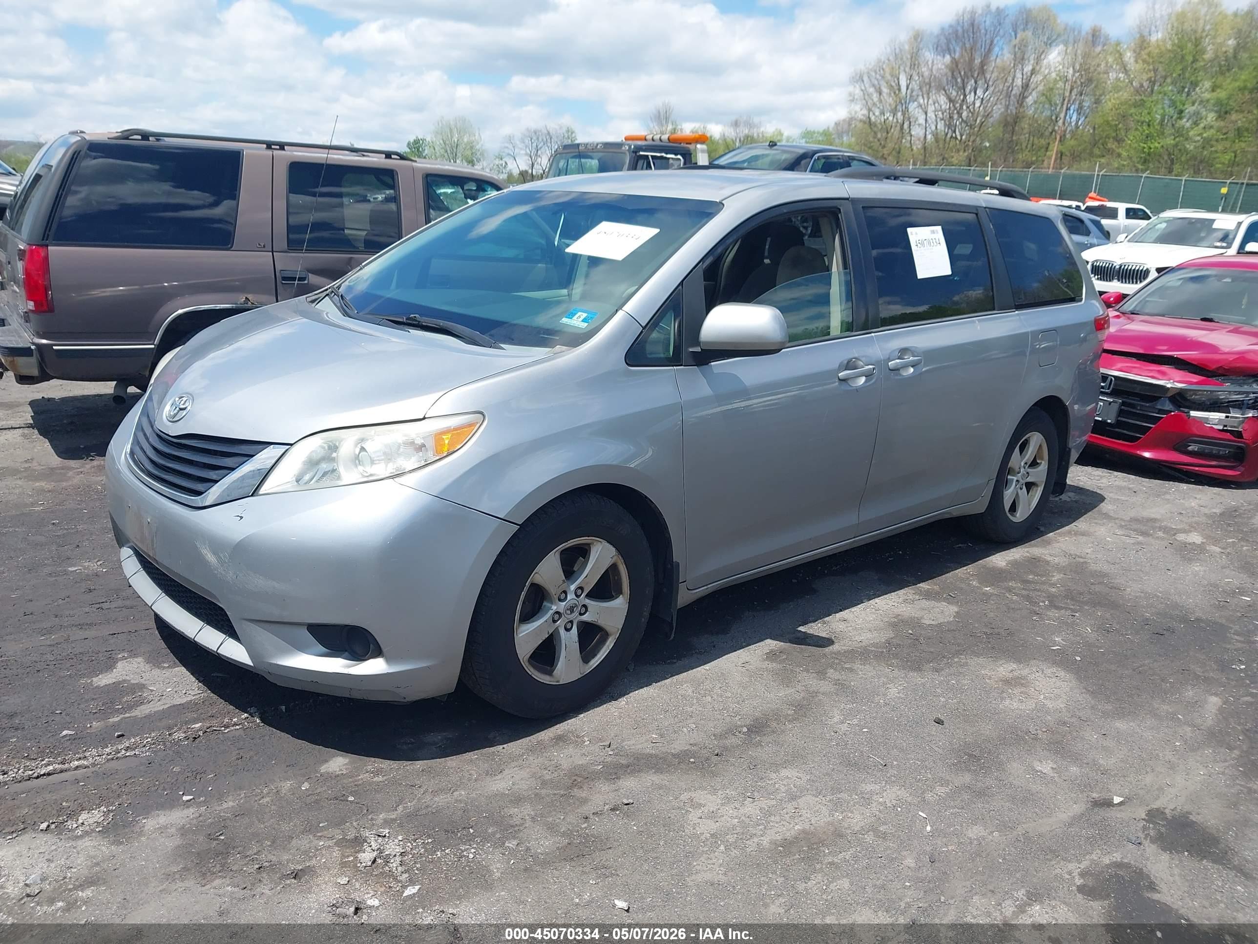 TOYOTA SIENNA image 2