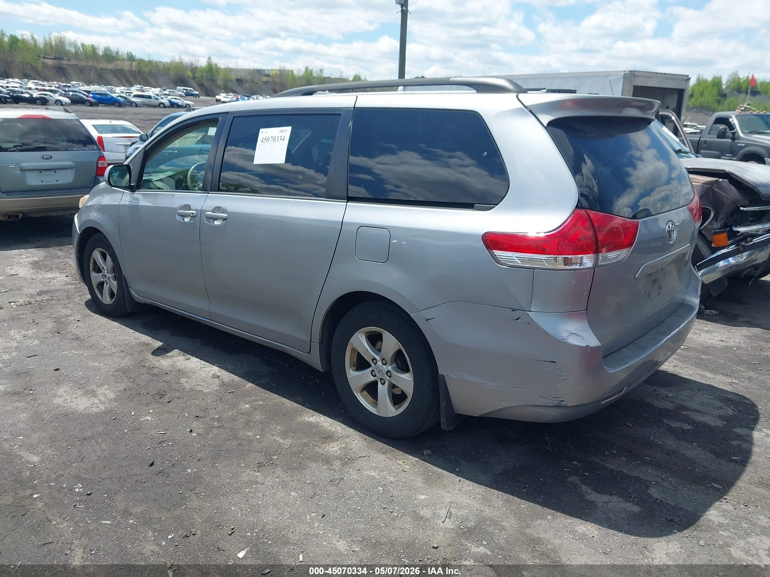 TOYOTA SIENNA image 3
