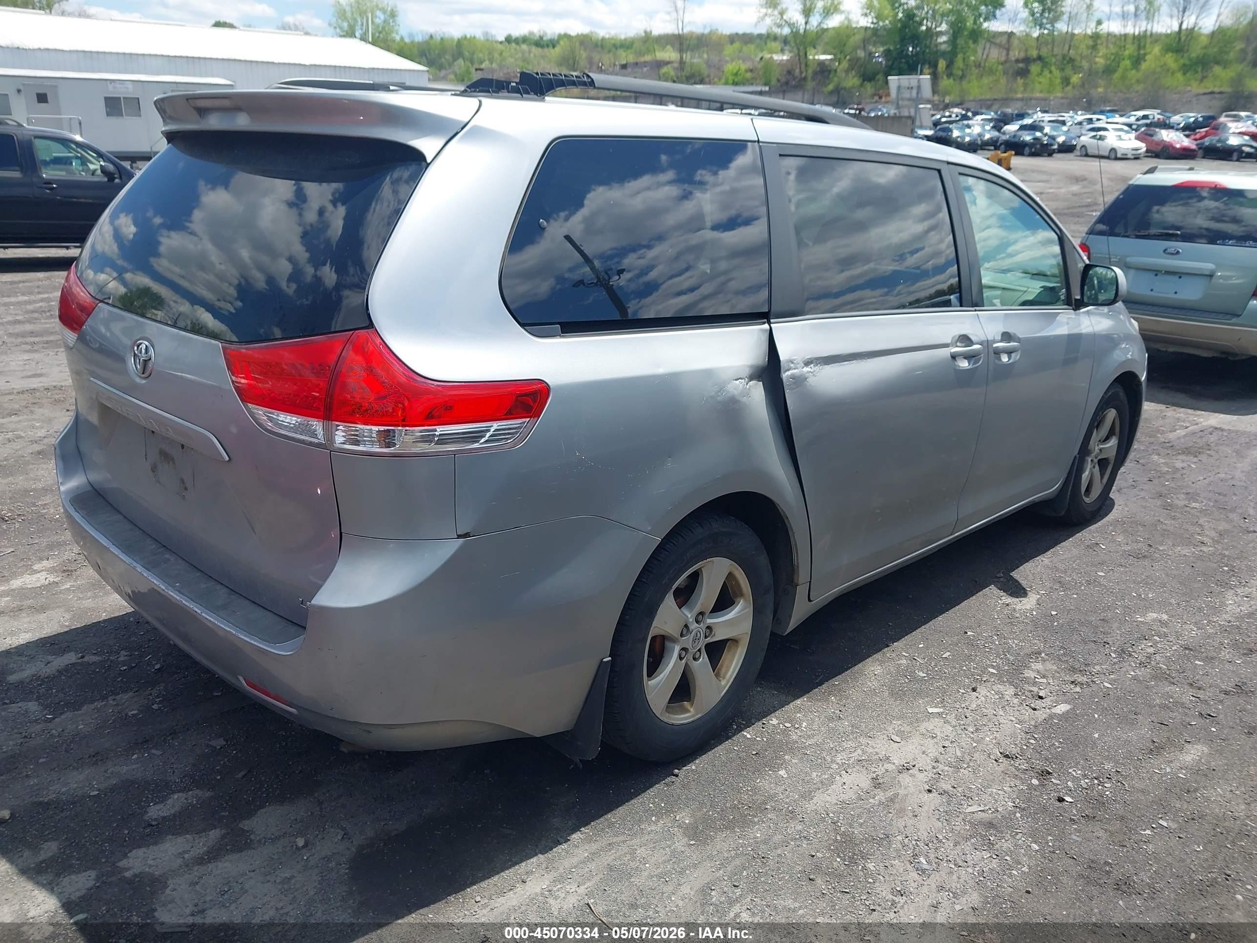 TOYOTA SIENNA image 4