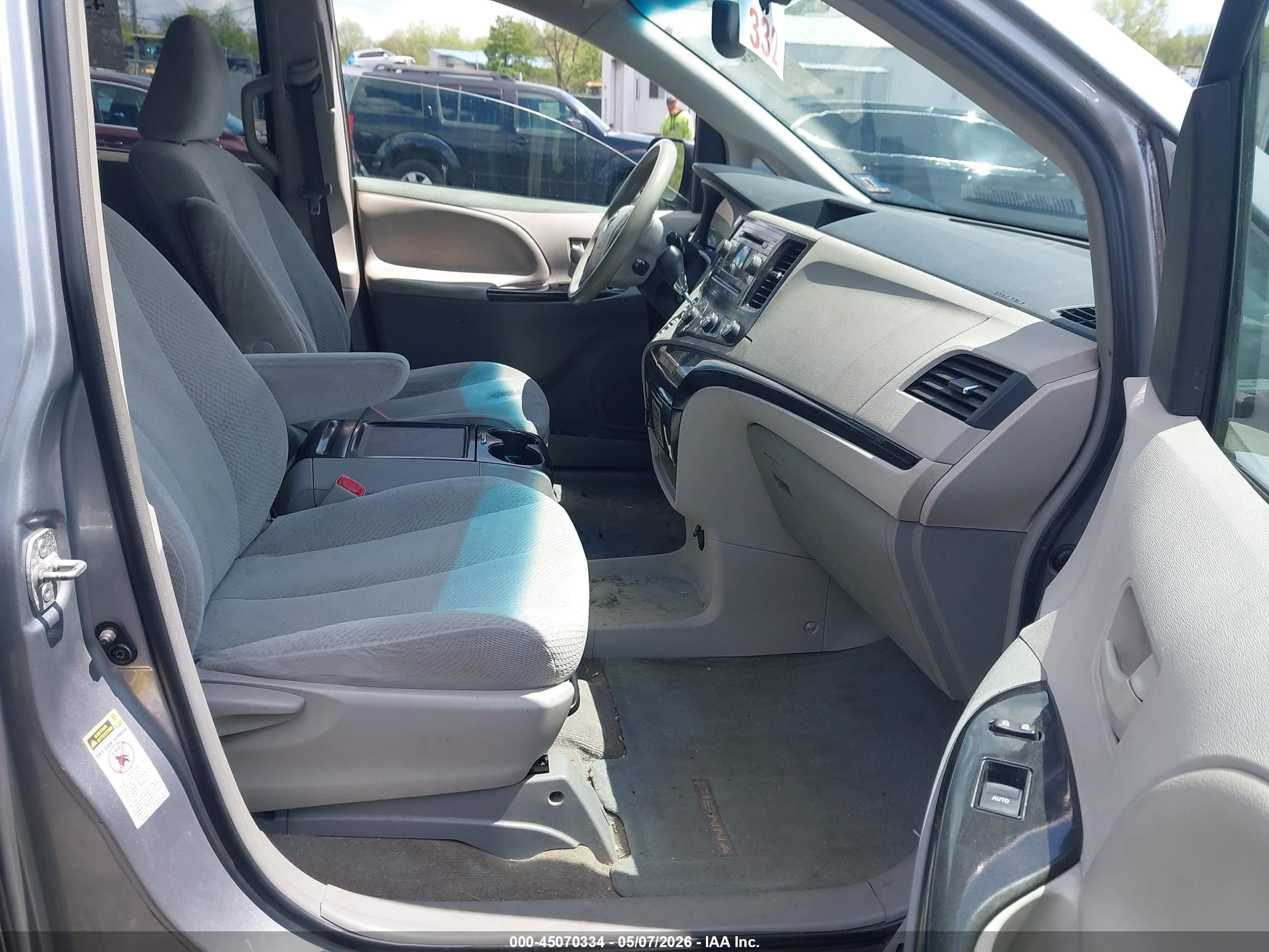 TOYOTA SIENNA image 5