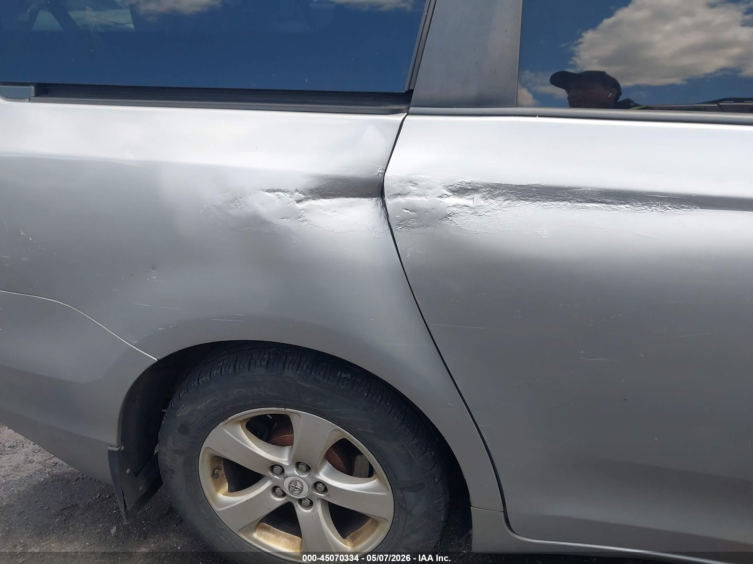 TOYOTA SIENNA image 6