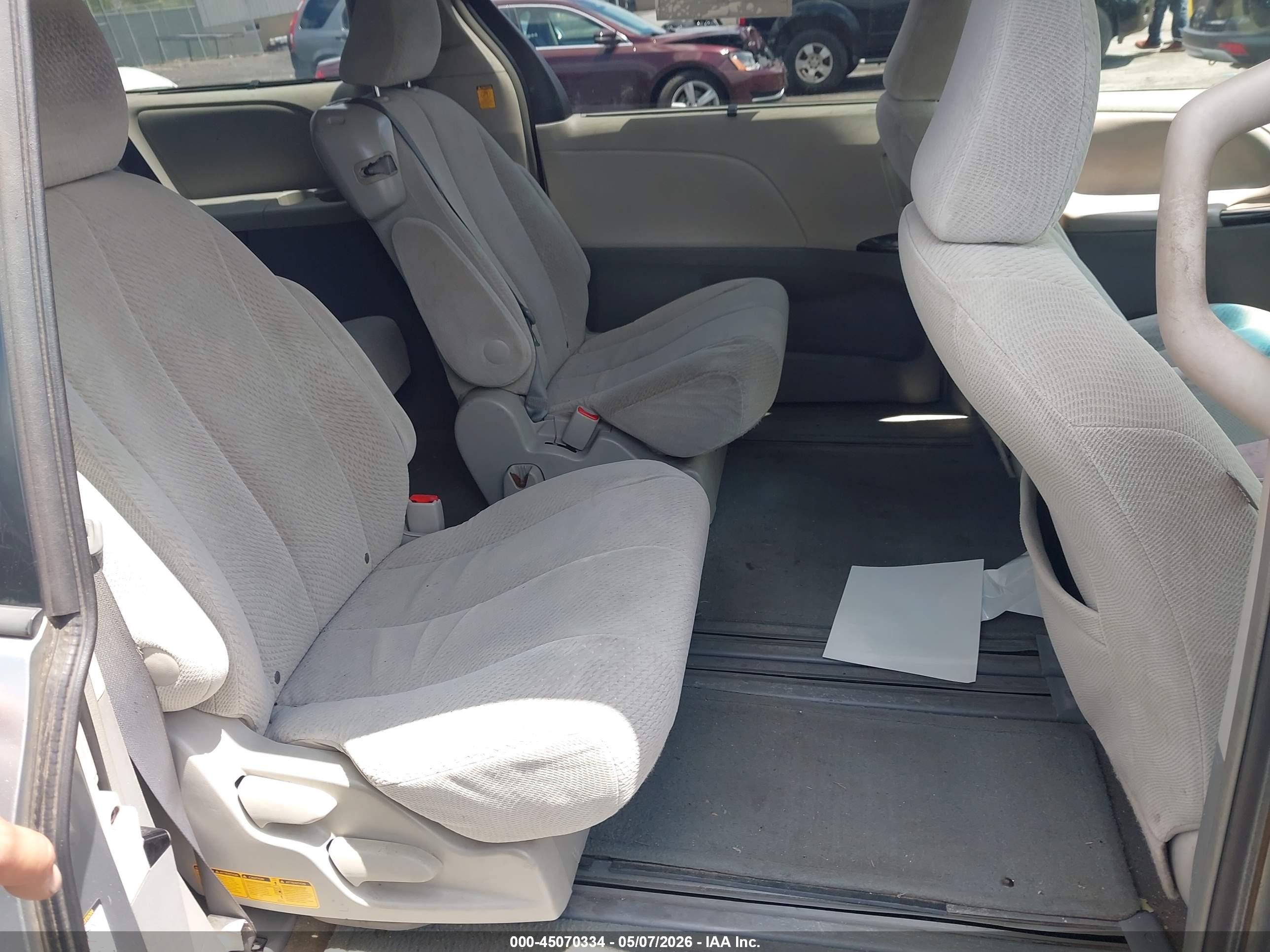 TOYOTA SIENNA image 8