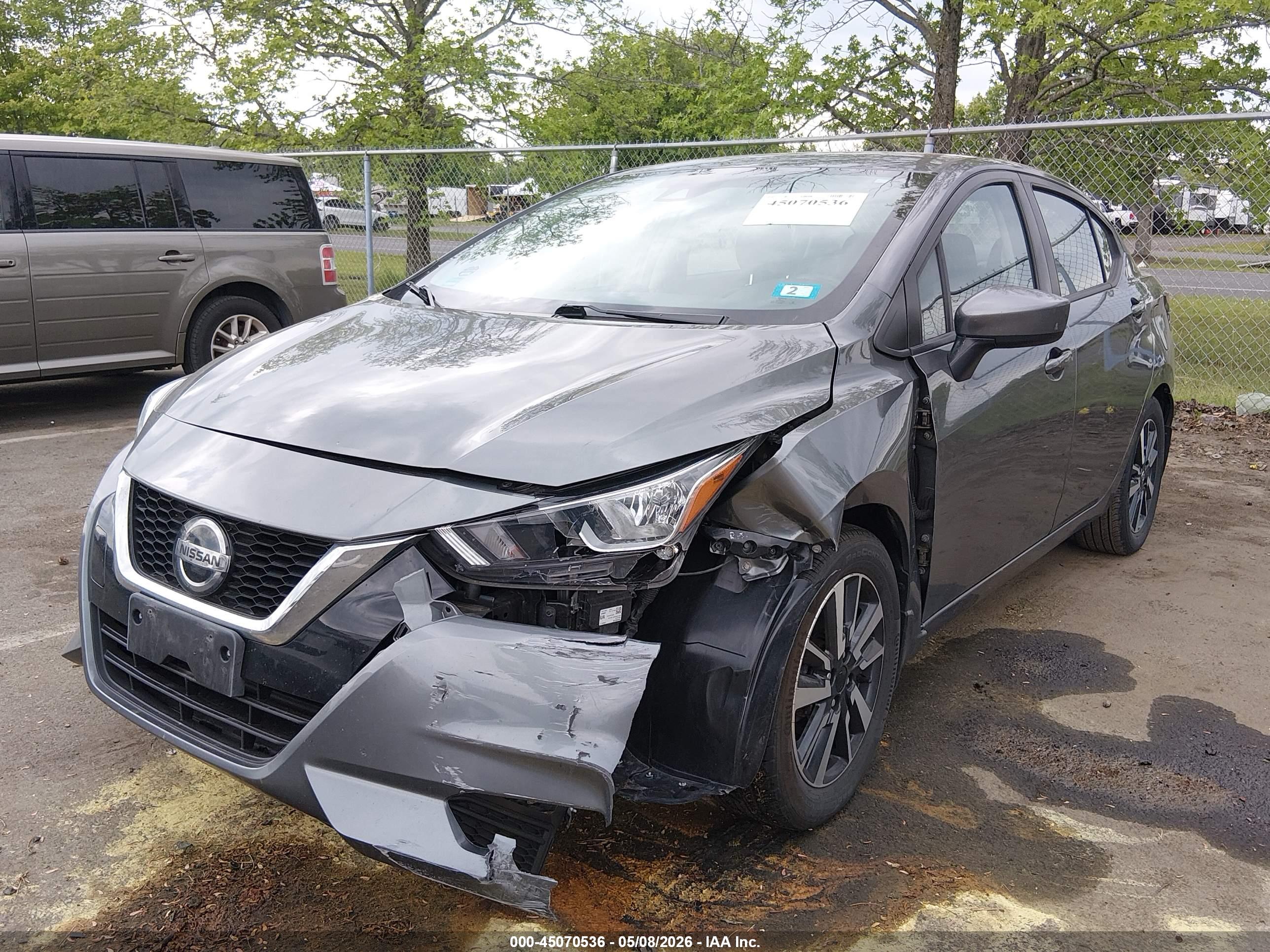 NISSAN VERSA image 2