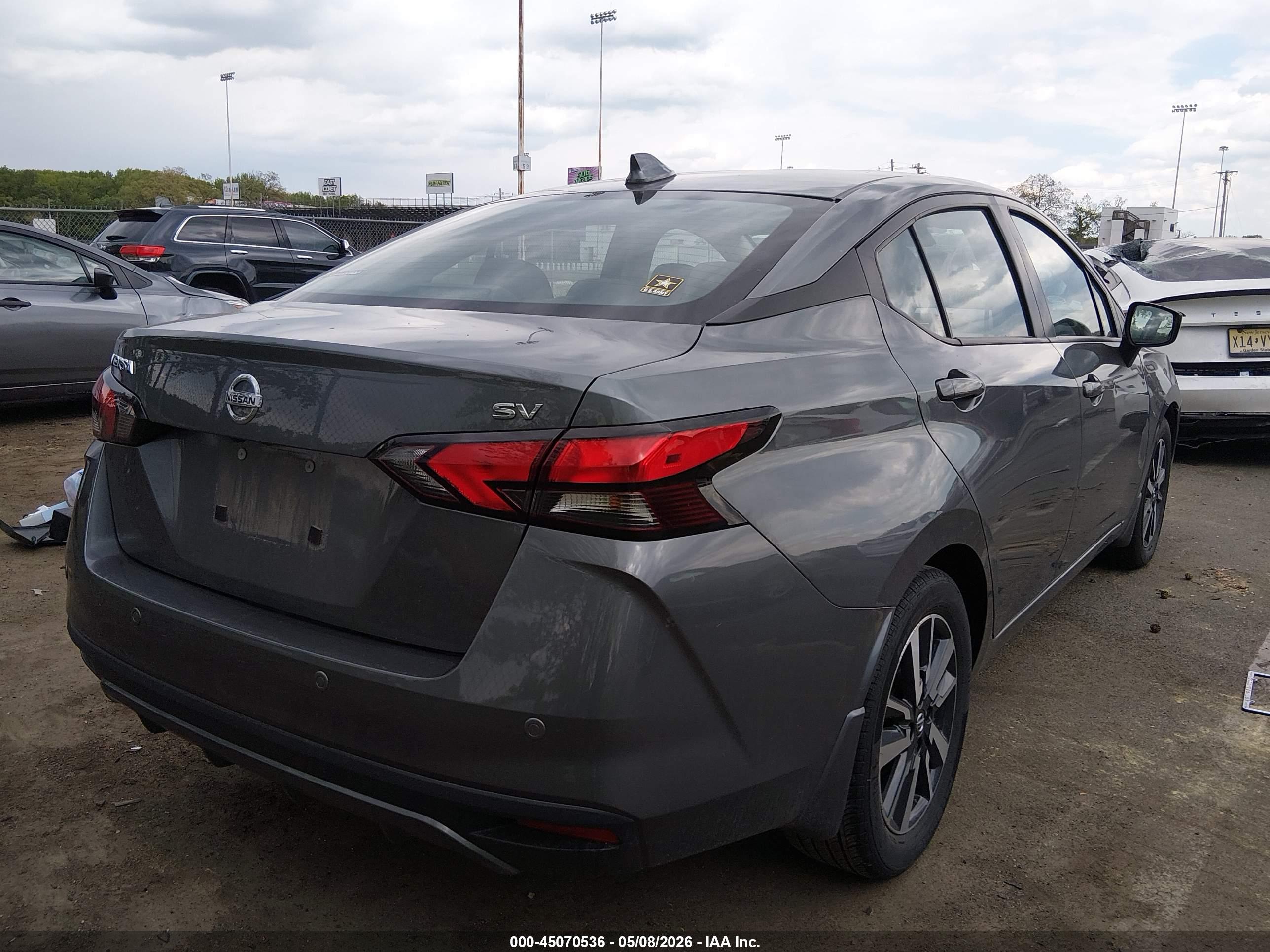 NISSAN VERSA image 4