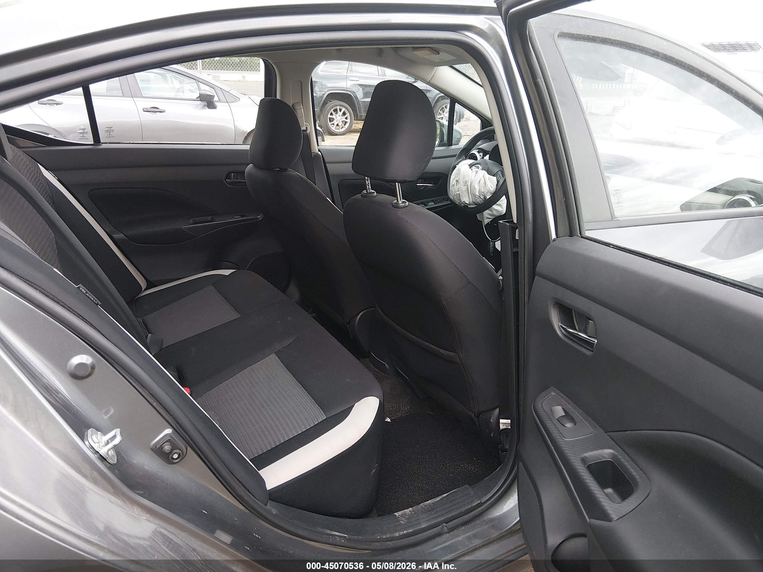 NISSAN VERSA image 8