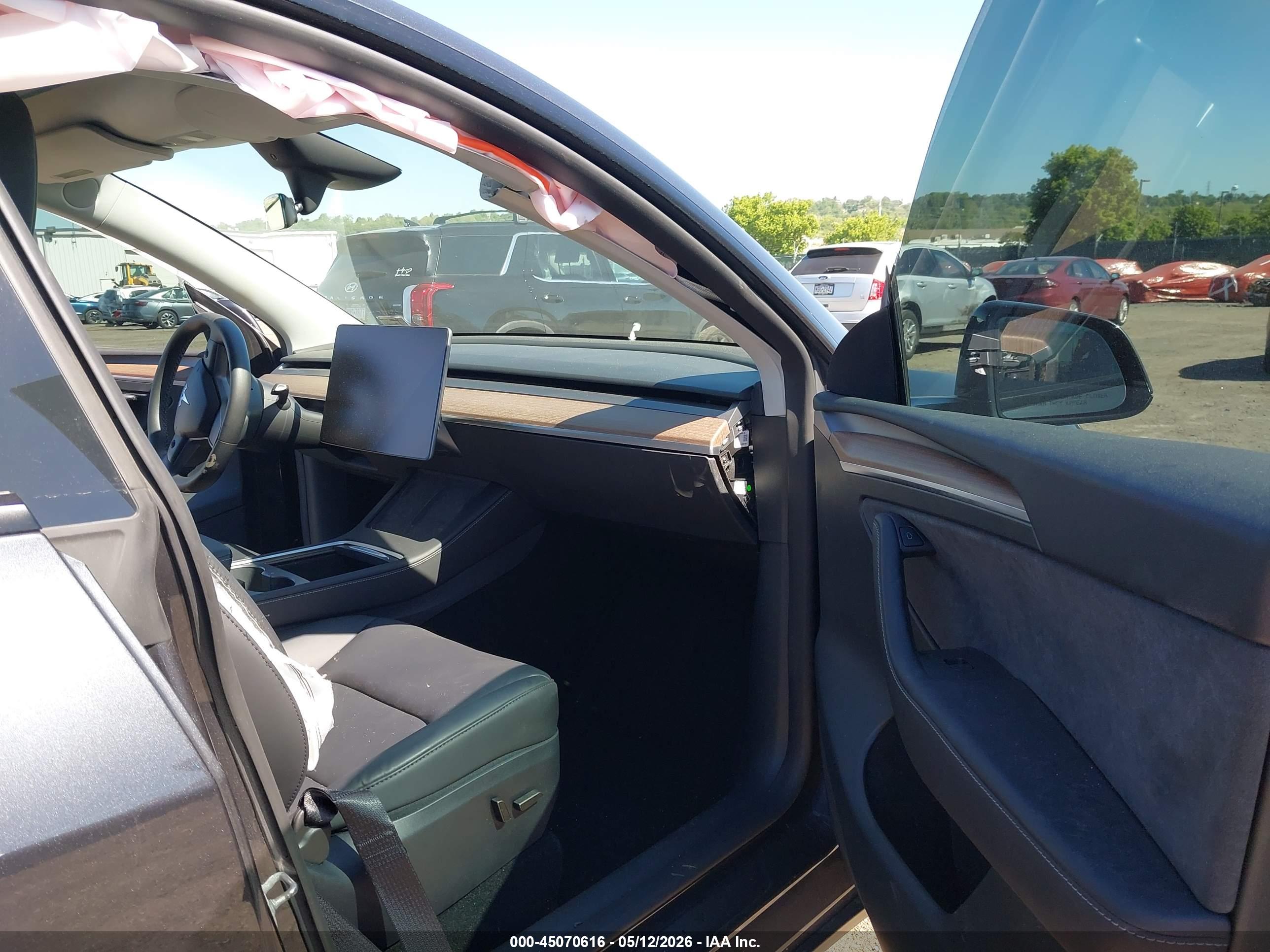 TESLA MODEL image 5