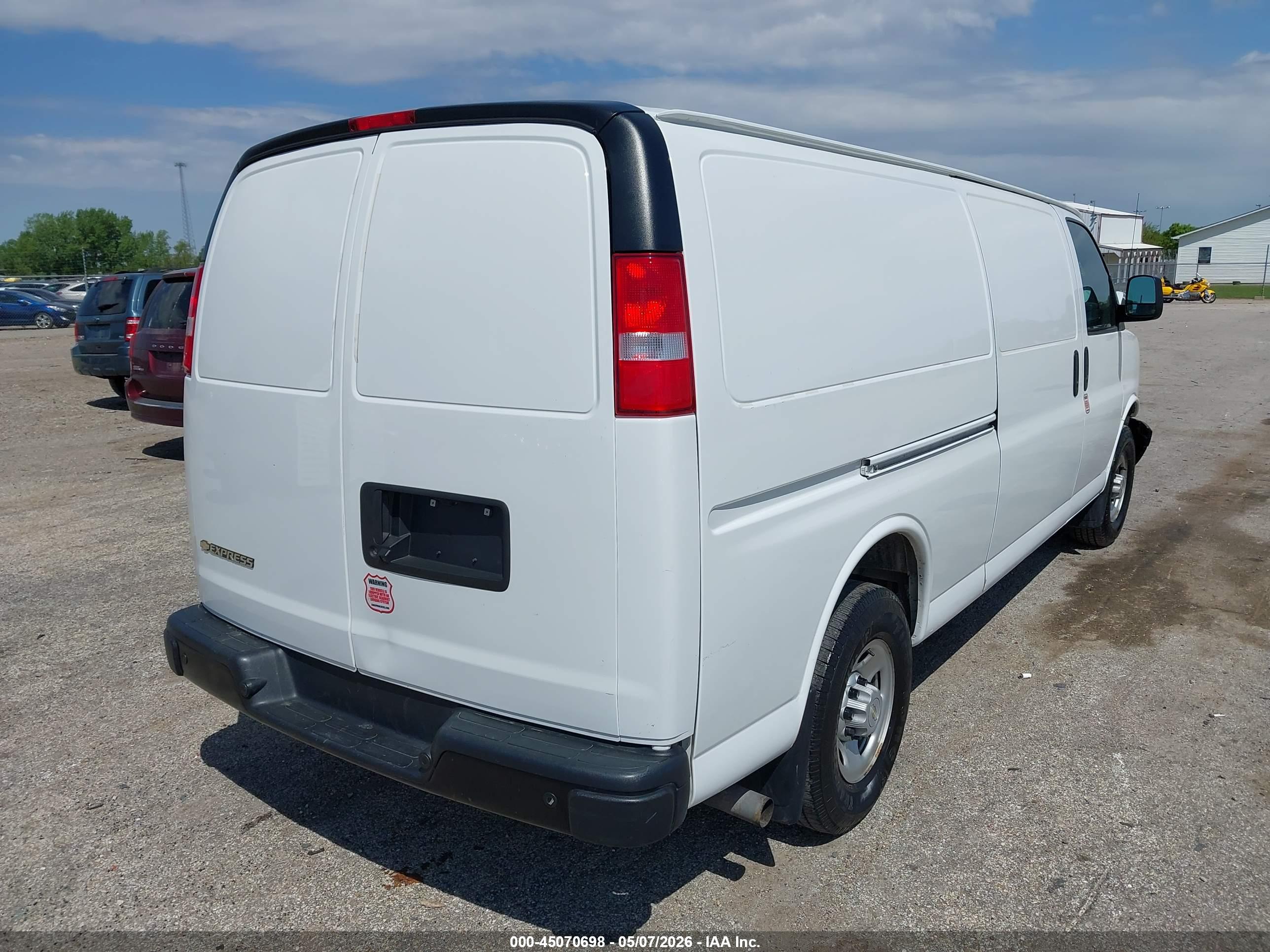 CHEVROLET EXPRESS image 4